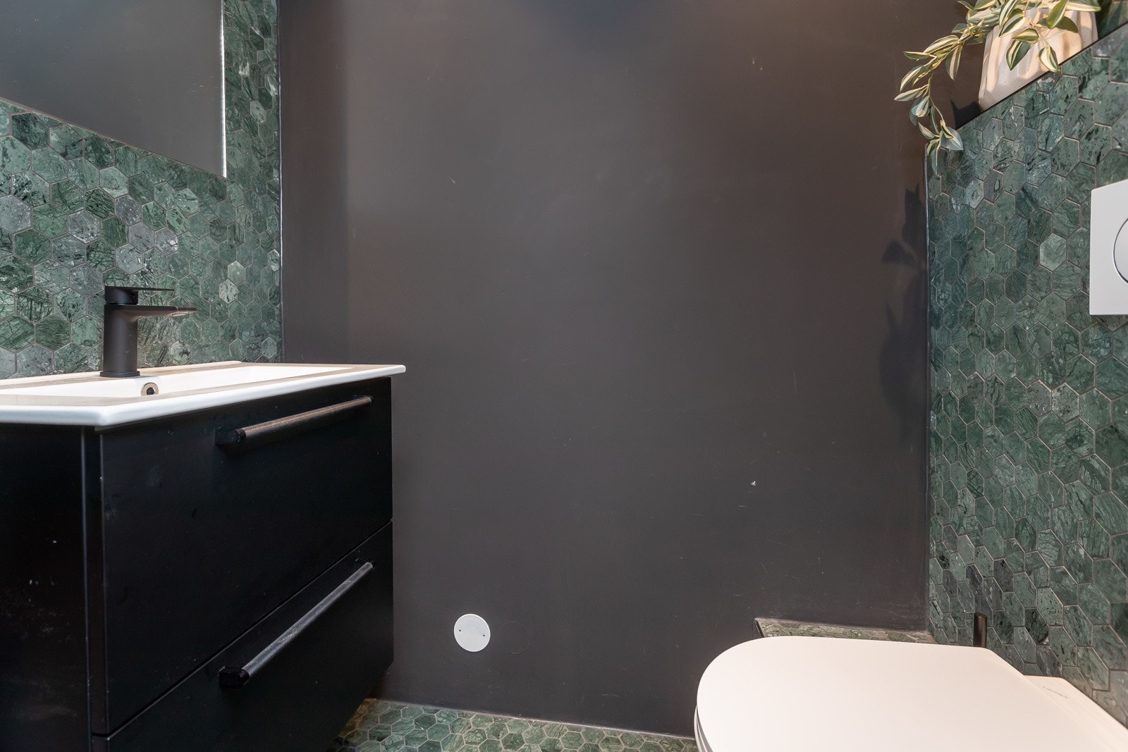 Praktisk med WC også i 1. etg - rett inn fra entré Galleribilde