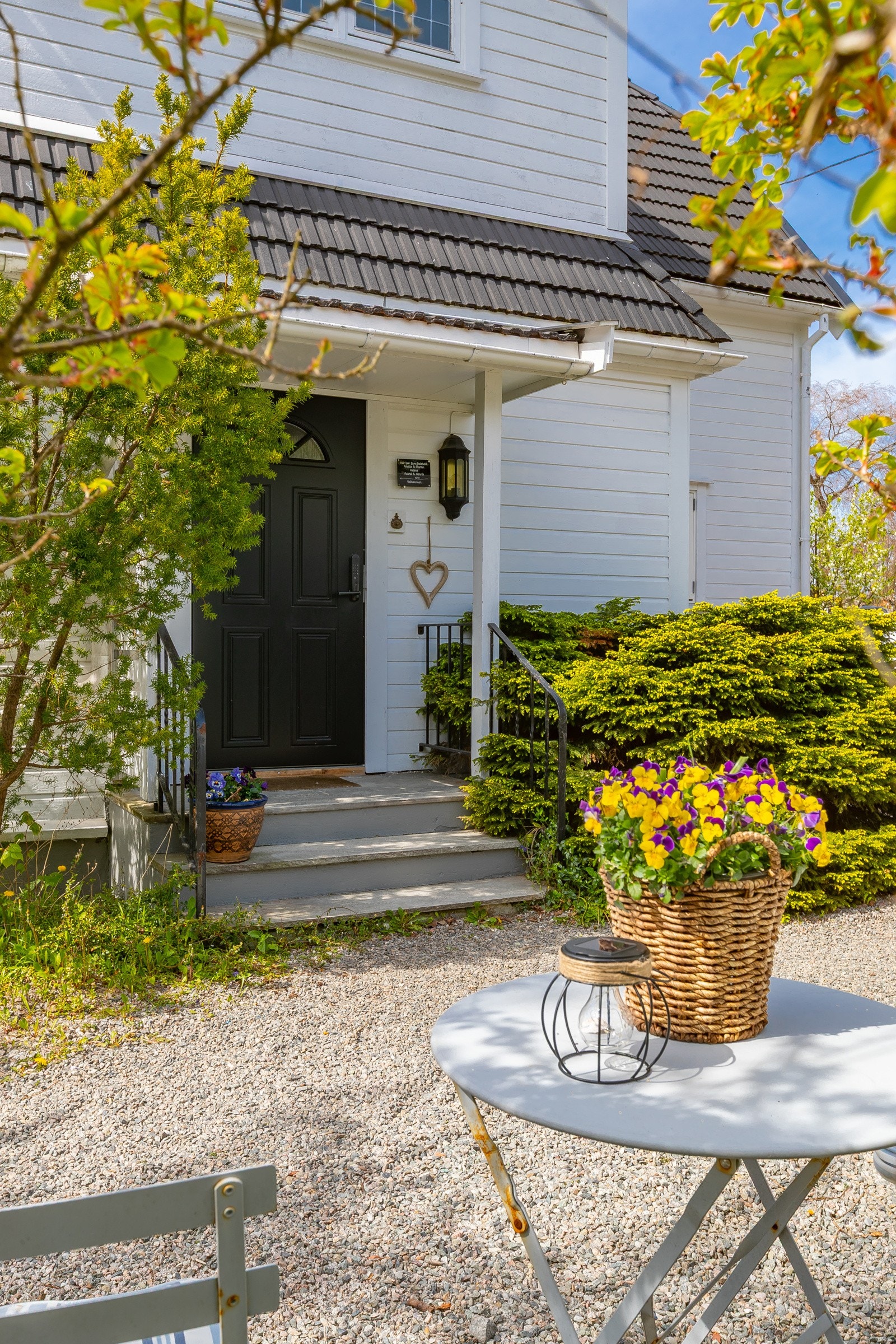 Koselig inngangsparti og bakhage Galleribilde