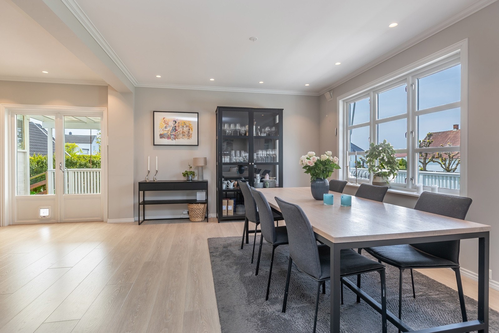 Utgang til overbygget terrasse fra spisestuen Galleribilde