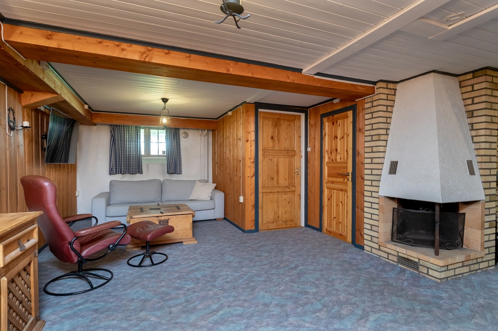 Praktisk kjellerstue. Det er også WC her, opprinnelig vaskerom, teknisk rom m/bergvarmepumpe og lagringsplass. Galleribilde