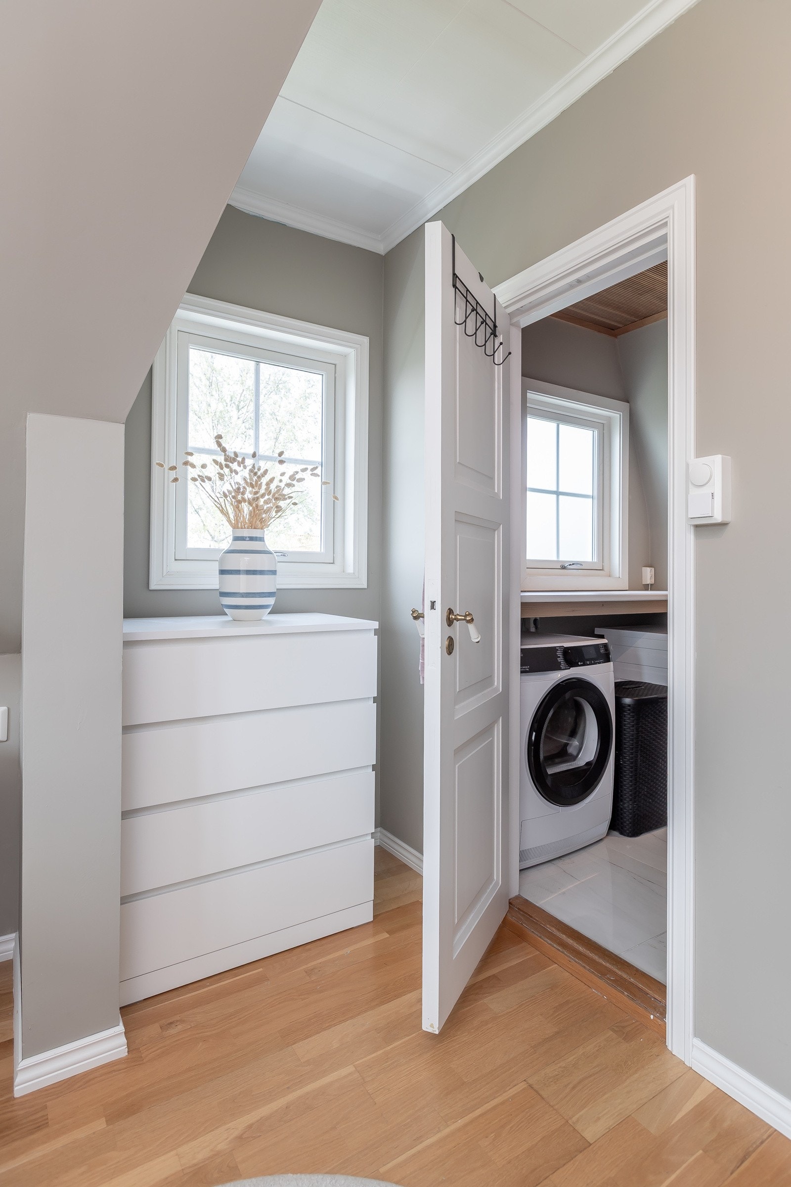 Vaskerom innenfor hovedsoverom, men var opprinnelig også i kjeller. Galleribilde