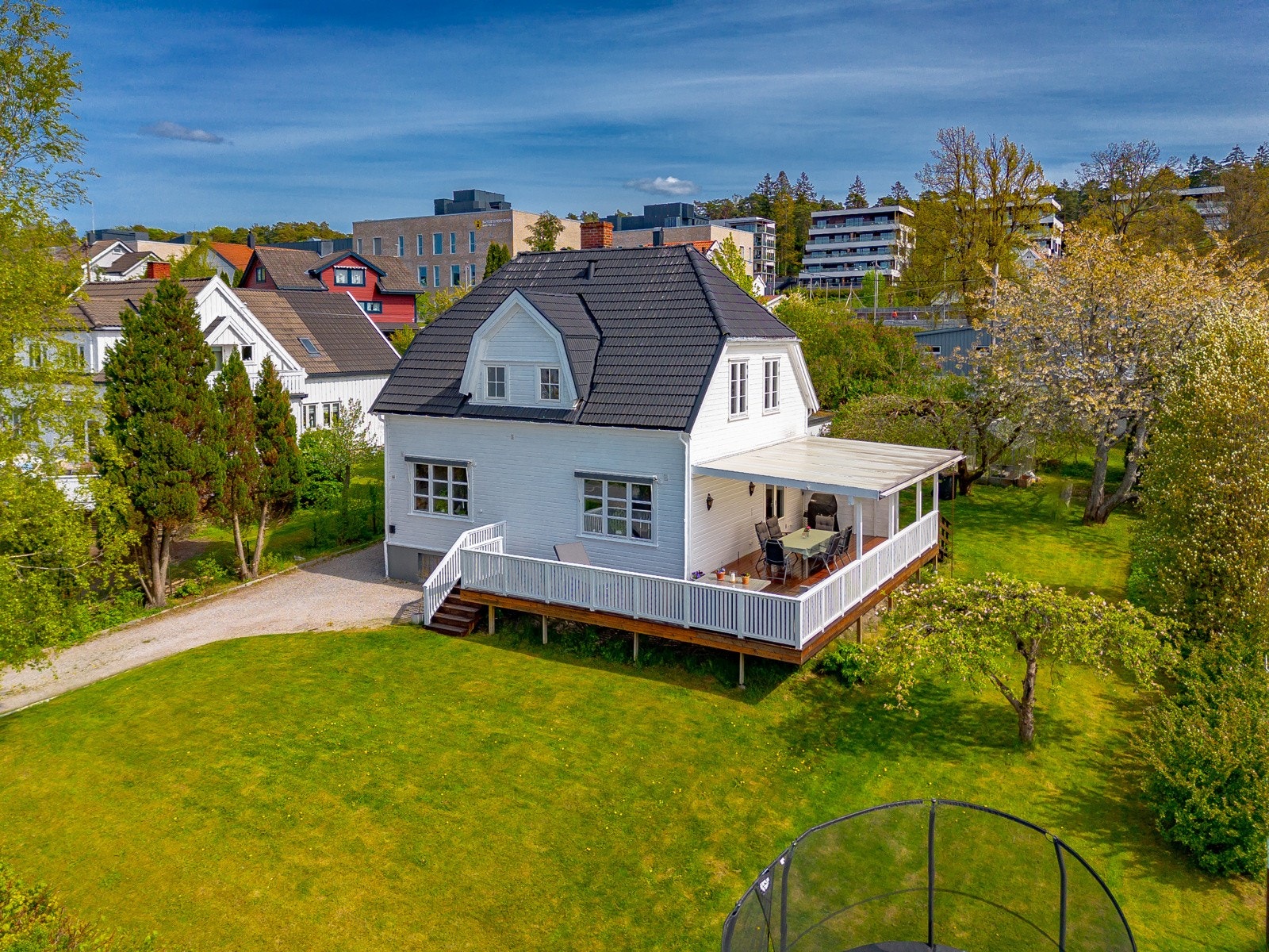 Stor hage mot vest ved at huset er tilbaketrukket Galleribilde