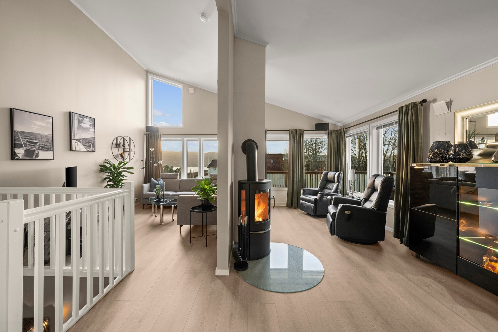 Peisovn gir både varme og atmosfære, mens varmepumpen som er plassert over trappen sikrer energieffektiv oppvarming. Galleribilde