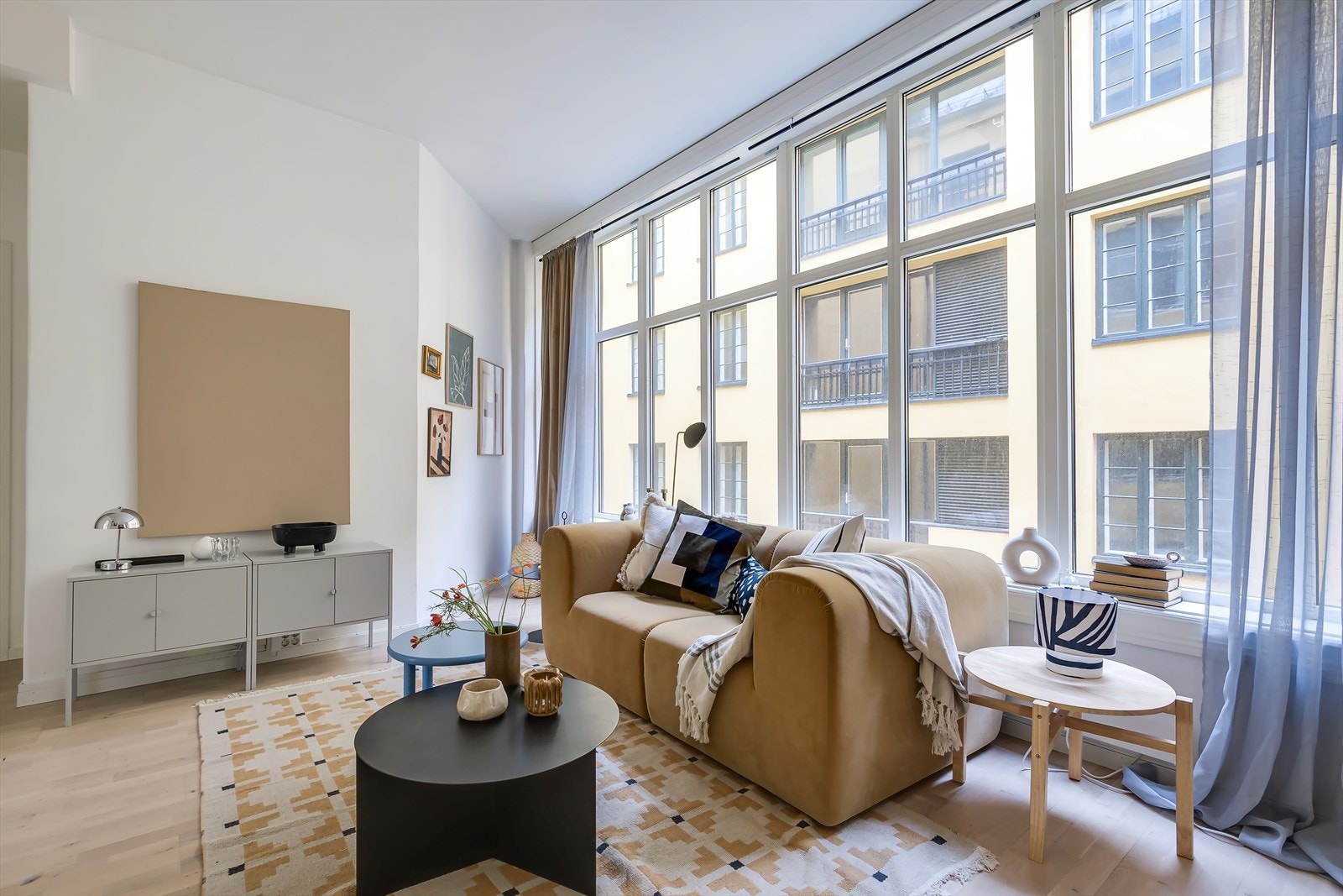 Stuen er både lys og trivelig, og byr på en gjennomtenkt planløsning der møblene har sin naturlige plassering. Galleribilde