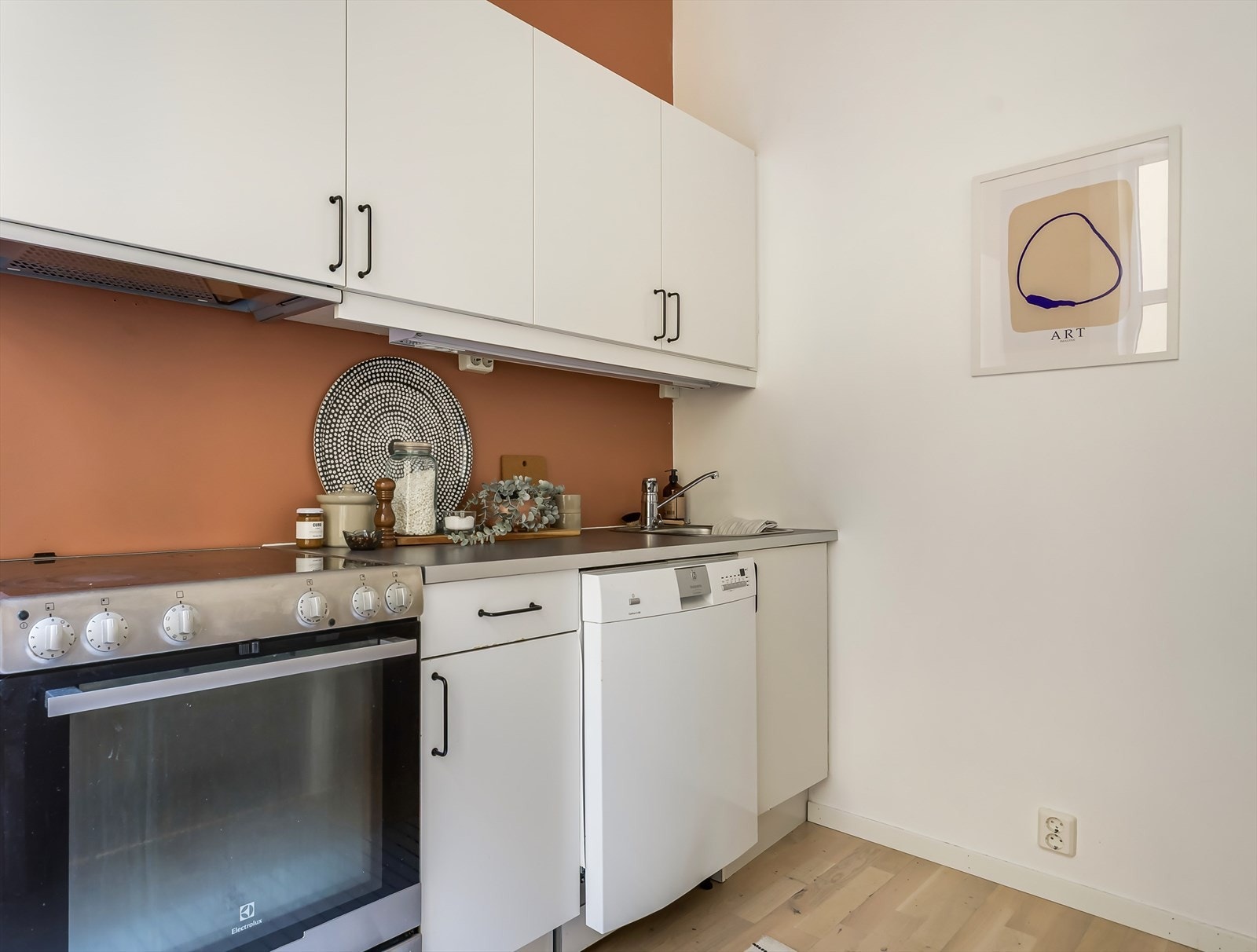 Det er lagt til rett for frittstående hvitevarer og opplegg for vaskemaskin. Hvitevarene medfølger. Galleribilde