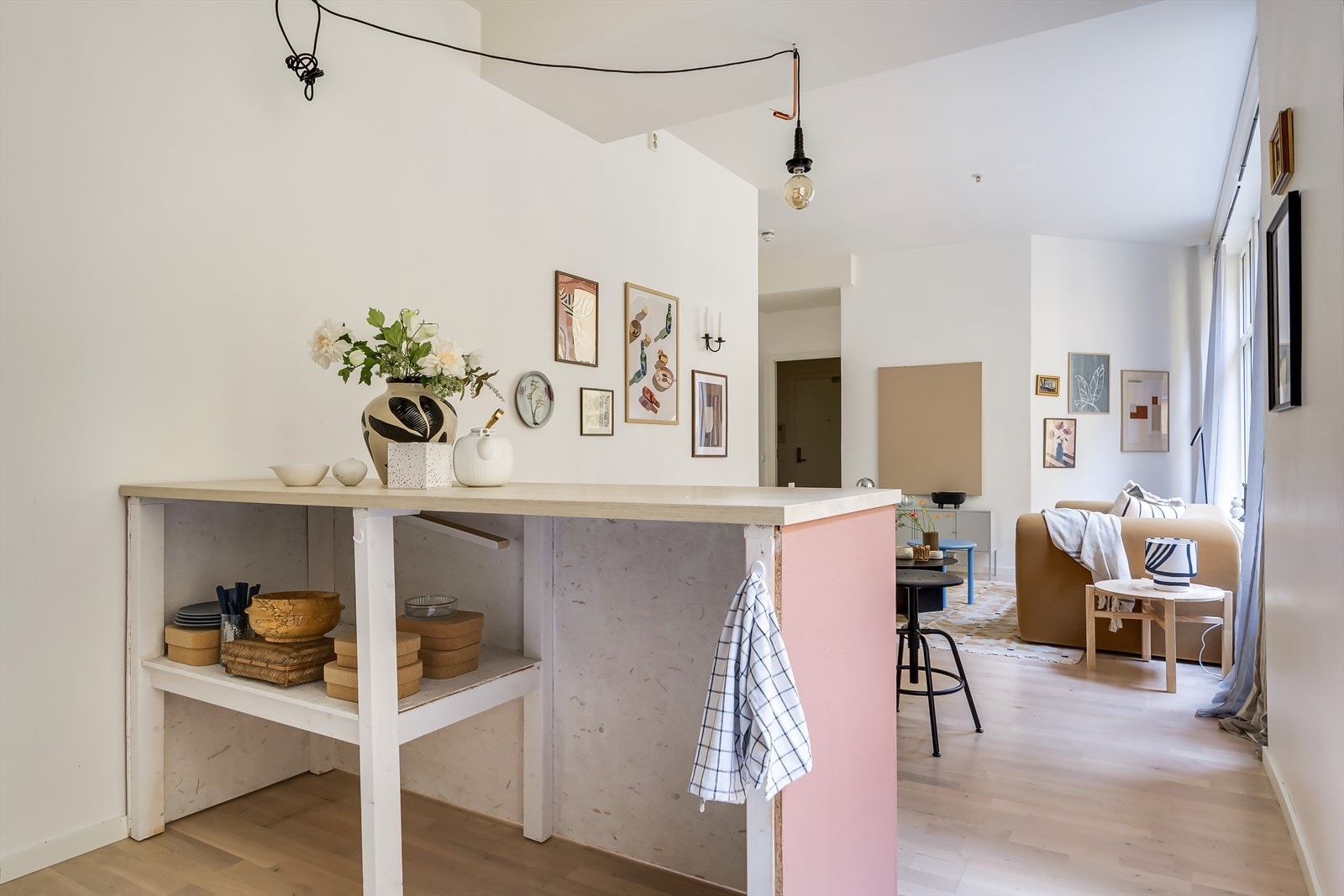 En sosial kjøkkenøy med barløsning gjør det enkelt å underholde gjester under matlagingen. Galleribilde