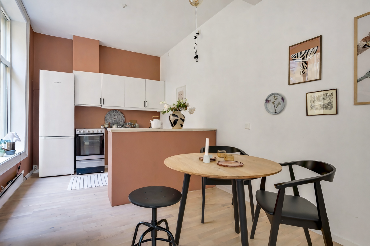 Stuen og kjøkkenet ligger i en åpen og sosial løsning, noe som skaper et hyggelig oppholdsrom. Kjøleskap satt inn digitalt. Galleribilde