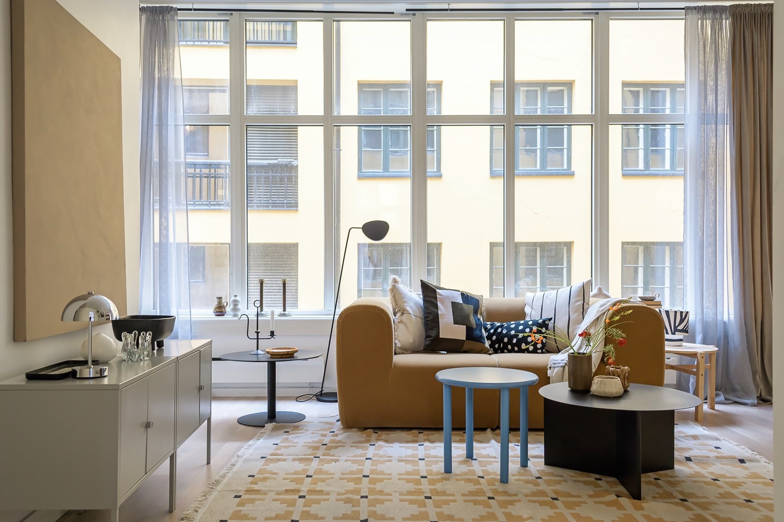 Store vindusflater og en takhøyde på 2,87 meter gir en luftig romfølelse og fantastiske lysforhold som løfter hele rommet. Galleribilde