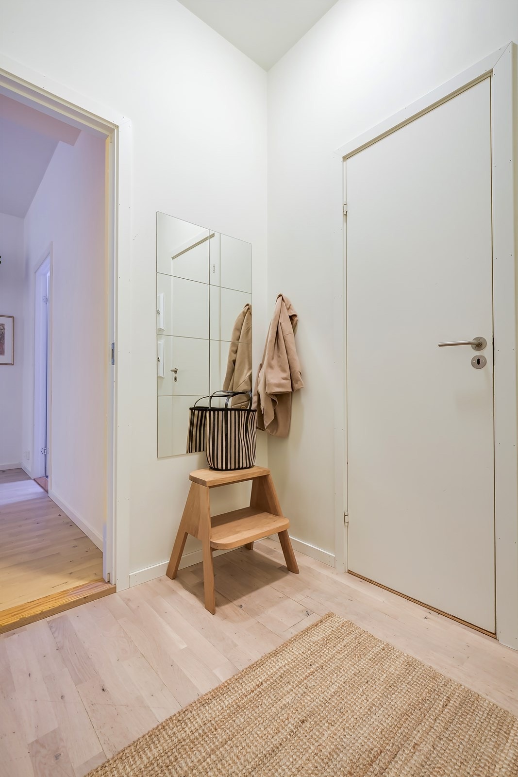 Lys og innbydende entré som gir et godt førsteinntrykk av boligen. Galleribilde