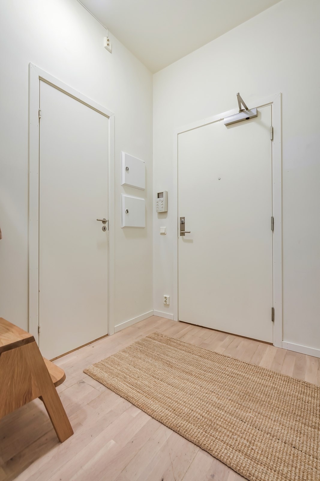 Det er plass til både oppheng av yttertøy og oppbevaring av sko. Galleribilde