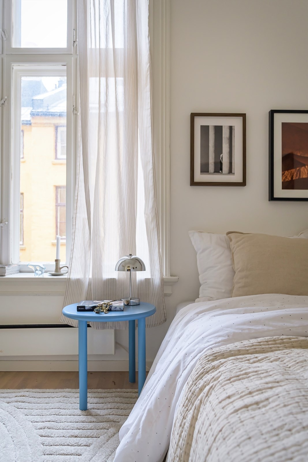 Naturlige lysinnslippet gjør rommet luftig og innbydende. Galleribilde