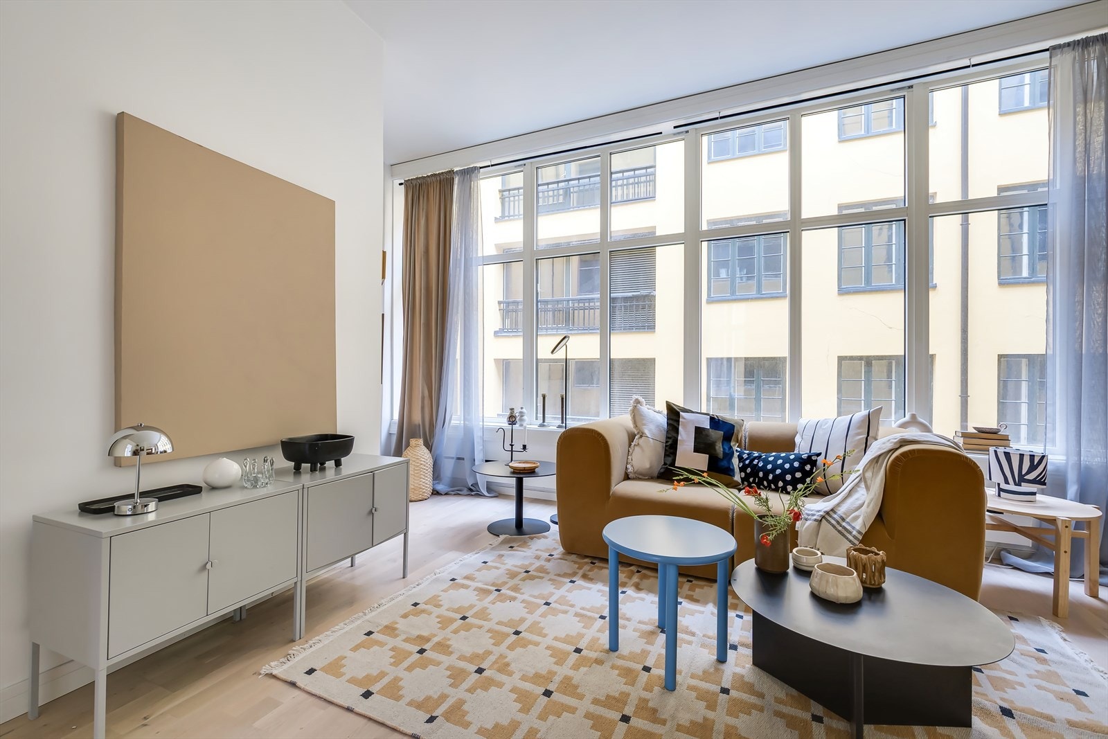 Hele leiligheten er malt i en lys og delikat fargetone, som bidrar til en harmonisk atmosfære. Galleribilde