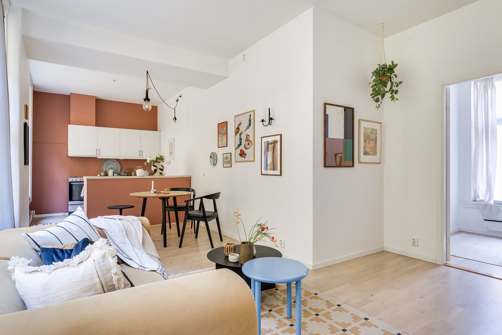 Innvendig fremstår boligen som svært solid, med god standard, en arealeffektiv planløsning og behagelige romløsninger. Galleribilde