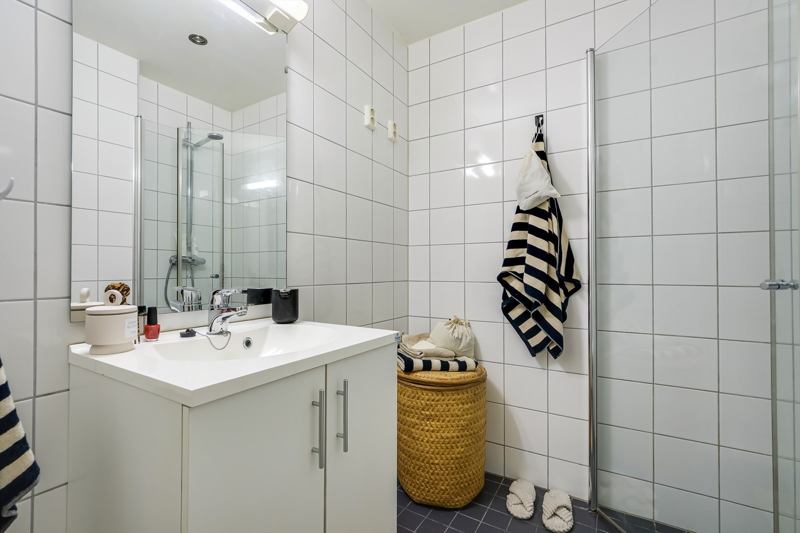 Tidløst bad fra 2014 med opplegg for både vaskemaskin og tørketrommel. Galleribilde