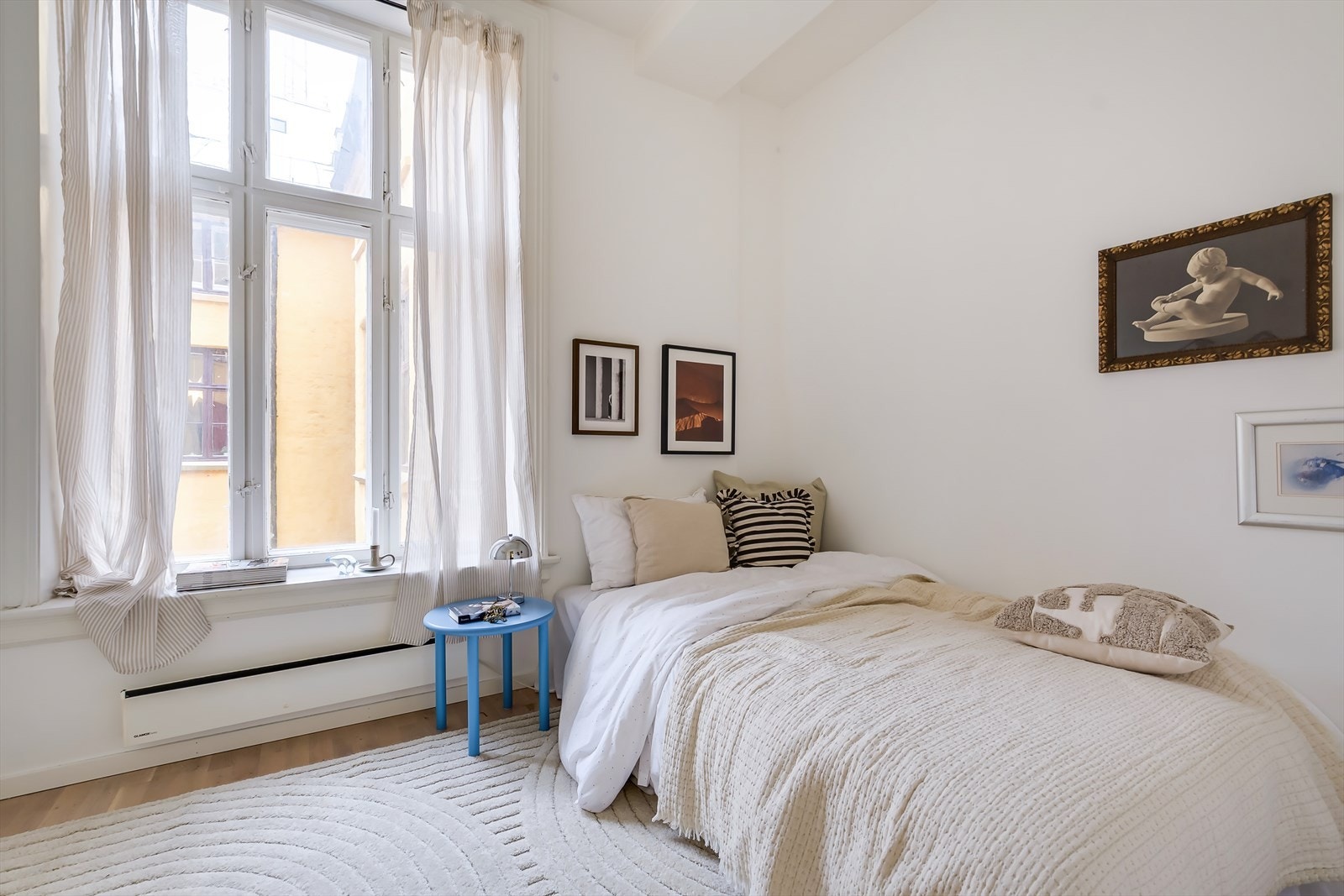 Romslig soverom med god plass til dobbeltseng og tilhørende møbler. Galleribilde