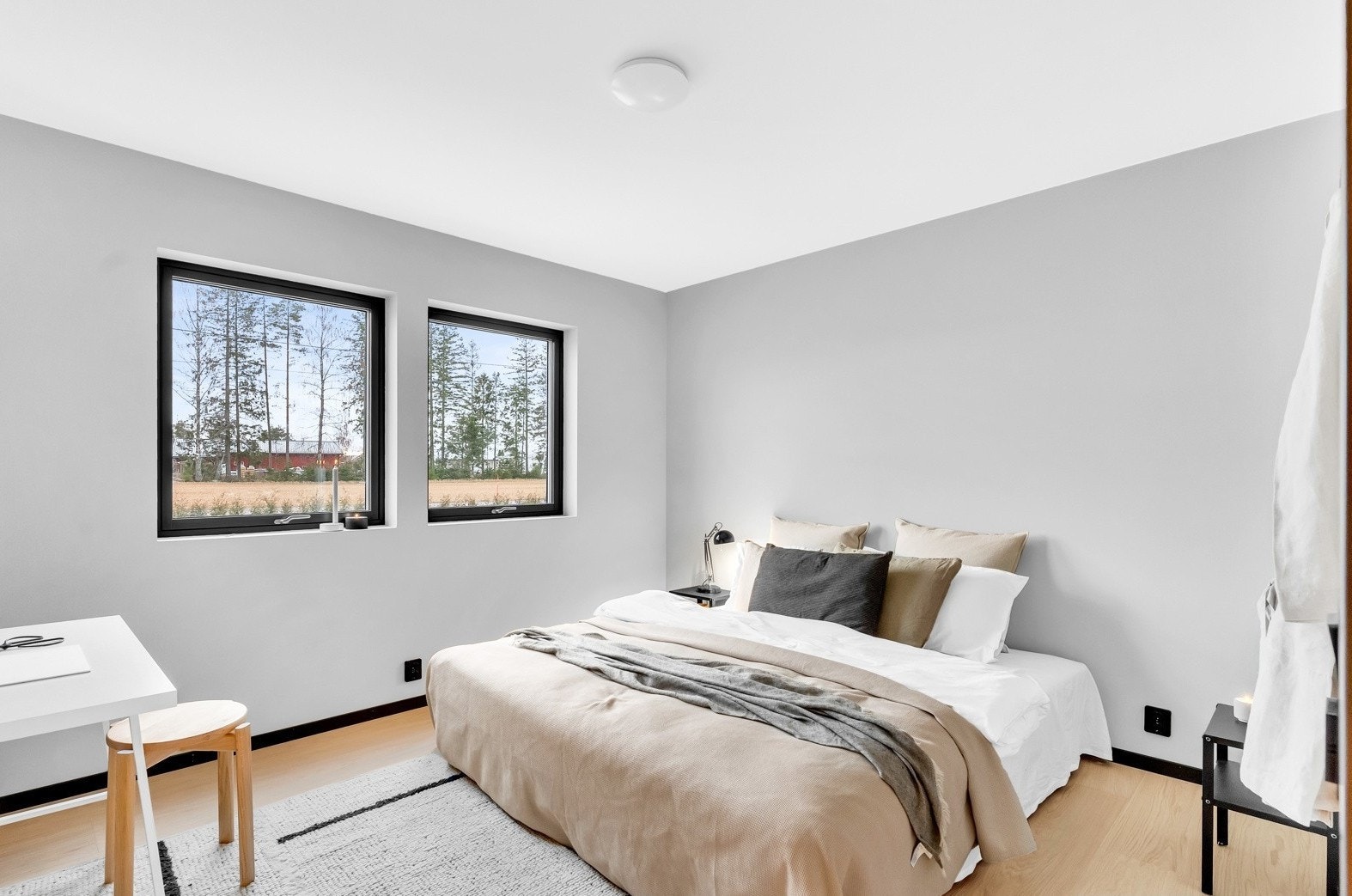 Eneboligen har fire gode soverom, ett i andre etasje og tre i første etasje. Galleribilde