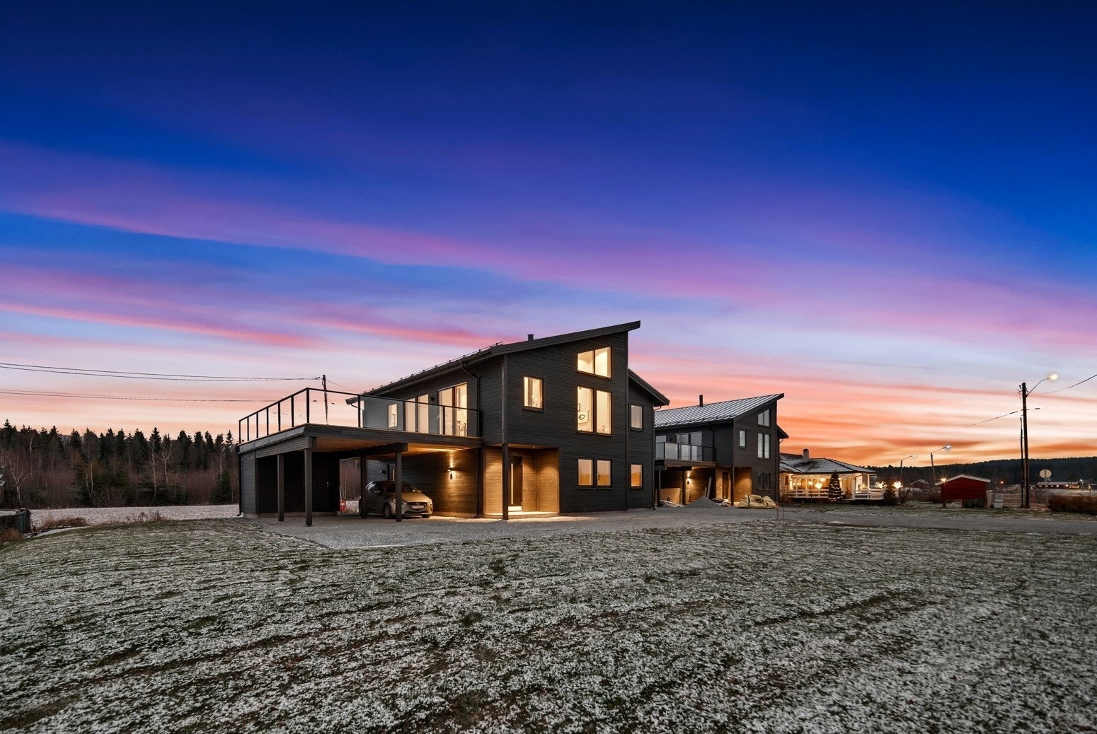Omgivelsene er rolige og landlige, like ved flotte turmuligheter i skog og mark. Eneboligen ligger på en stor og solrik tomt i flat utførelse, opparbeidet med gressplen, hekk og diverse beplantning. Galleribilde