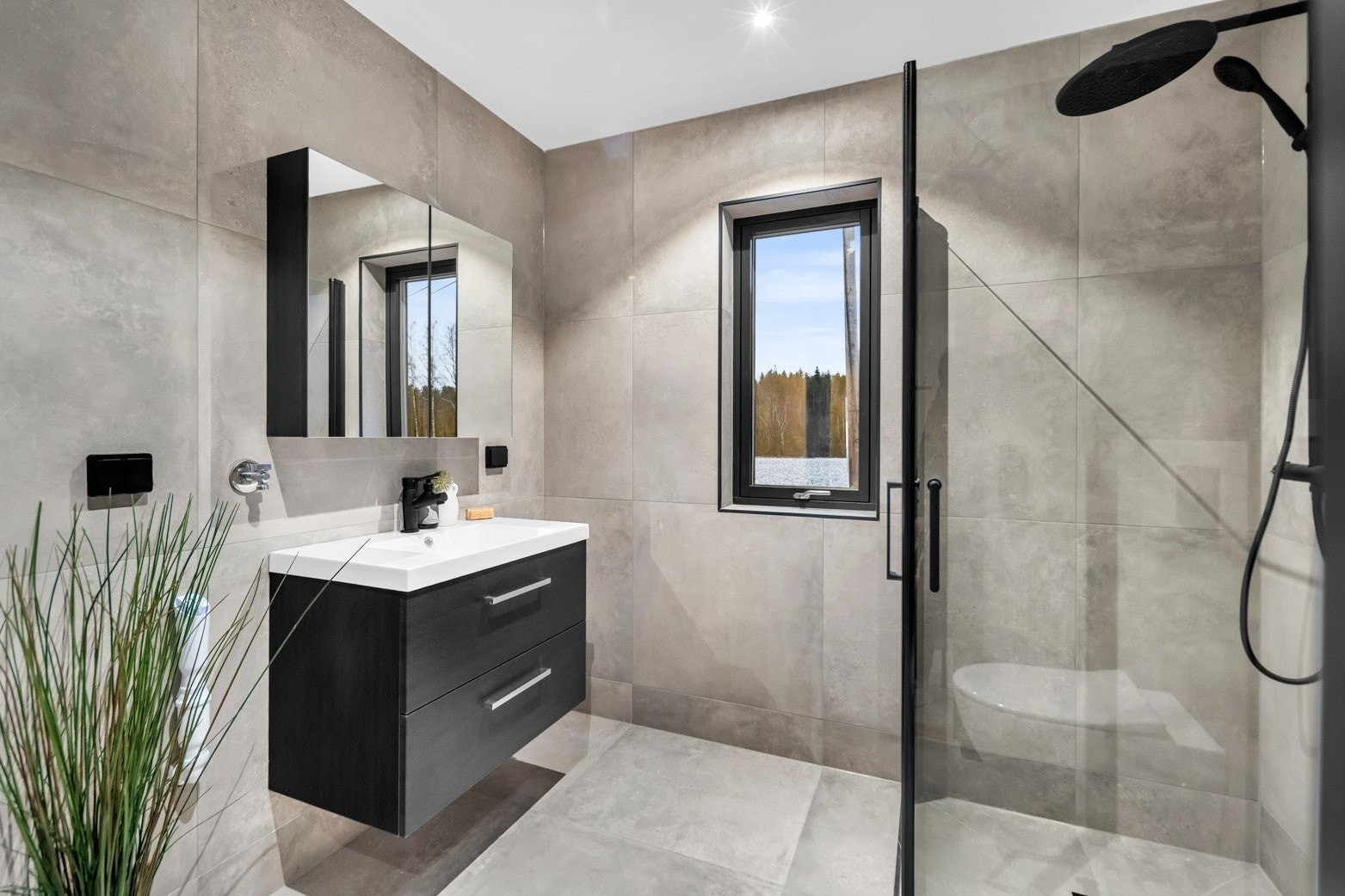 Bad som kan brukes i tilknytning til hybelen. Badet har opplegg for vaskemaskin. Galleribilde