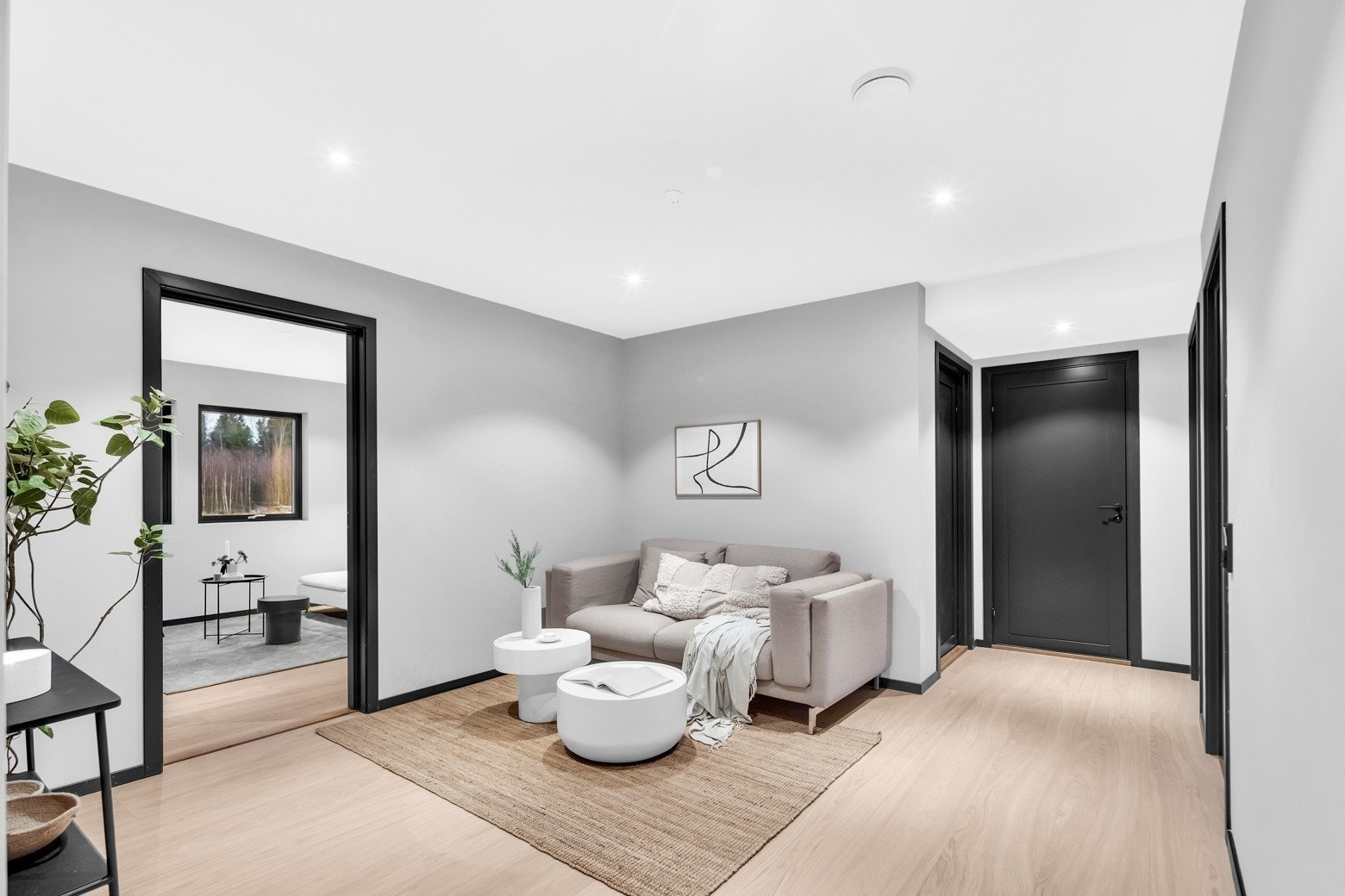 I første etasje finner man to herlige, tilstøtende stuer med downlights - to ekstra oppholdsrom for vennebesøk, lek og avslapning. Galleribilde