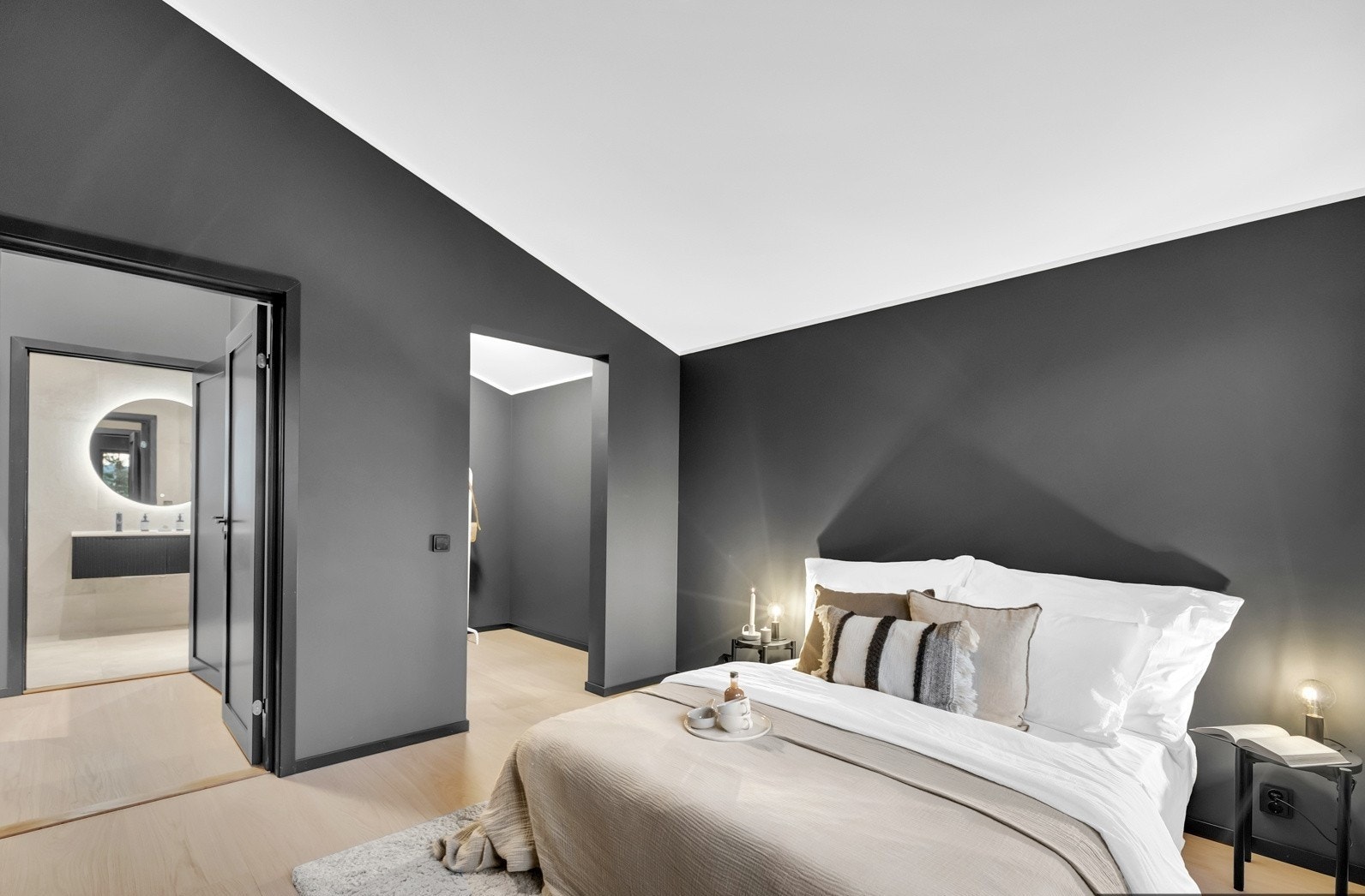 Hovedsoverommet er med en-suite løsning hvor du kan ha eget bad og garderoberom. Galleribilde