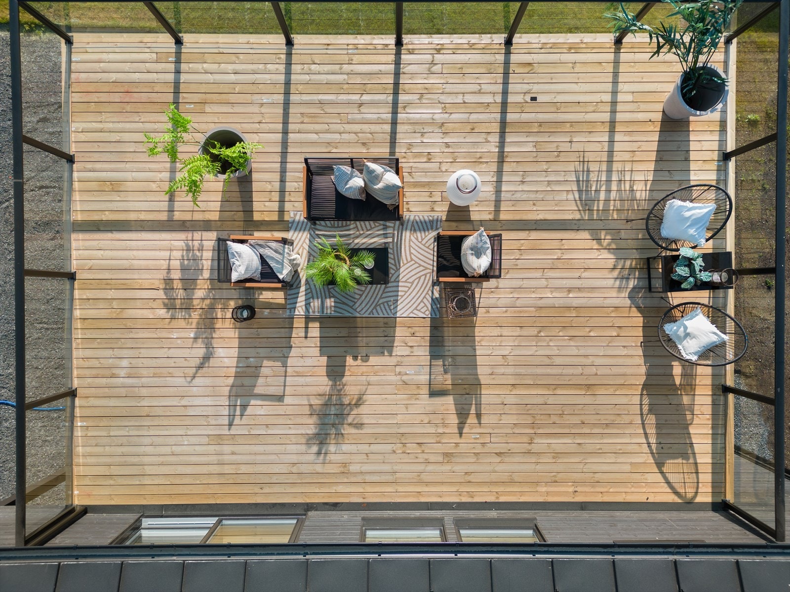 Boligen ligger på en stor og flat tomt og ved stuen er det en romslig takterrasse på ca. 50kvm. Galleribilde