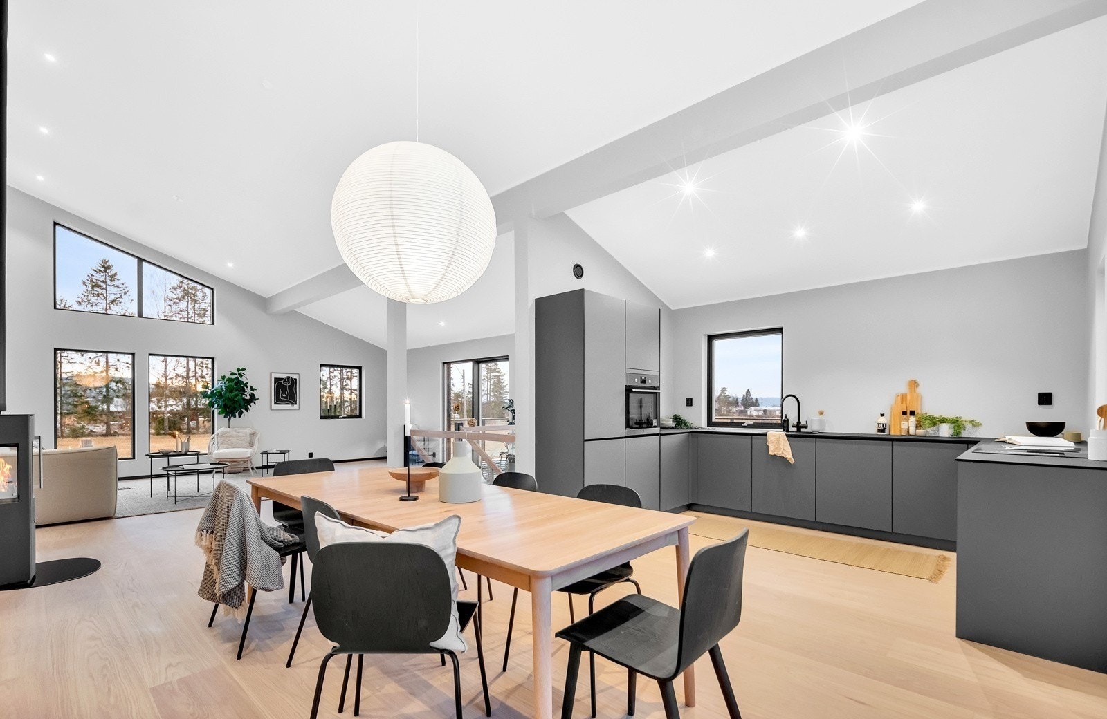 Hovedstuen og kjøkkenet utgjør et åpent og virkelig flott allrom for hele familien, med svært gode lysforhold via store vindusflater i tre himmelretninger. Galleribilde