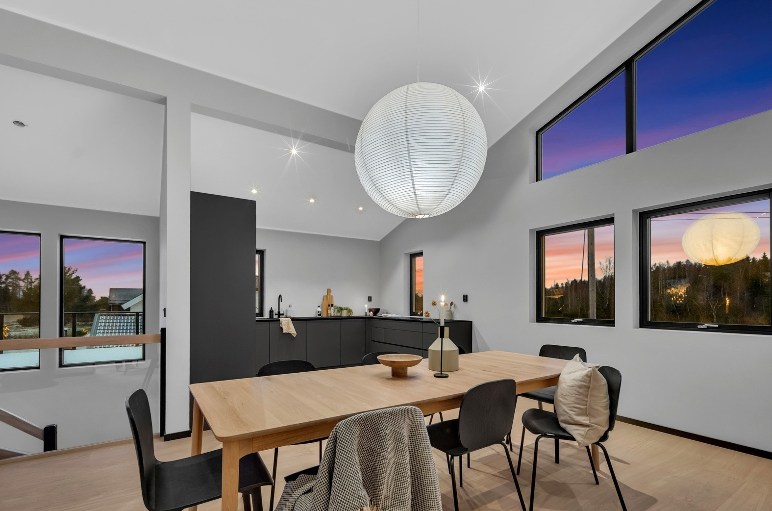 Eneboligen byr på et moderne kjøkken i lekkert dansk design, oppført i en smart u-form med god arbeidsflyt. Innredningen fra Kvik har grå, håndtaksløse fronter og mørk benkeplate av laminat med stor oppvaskkum. Galleribilde