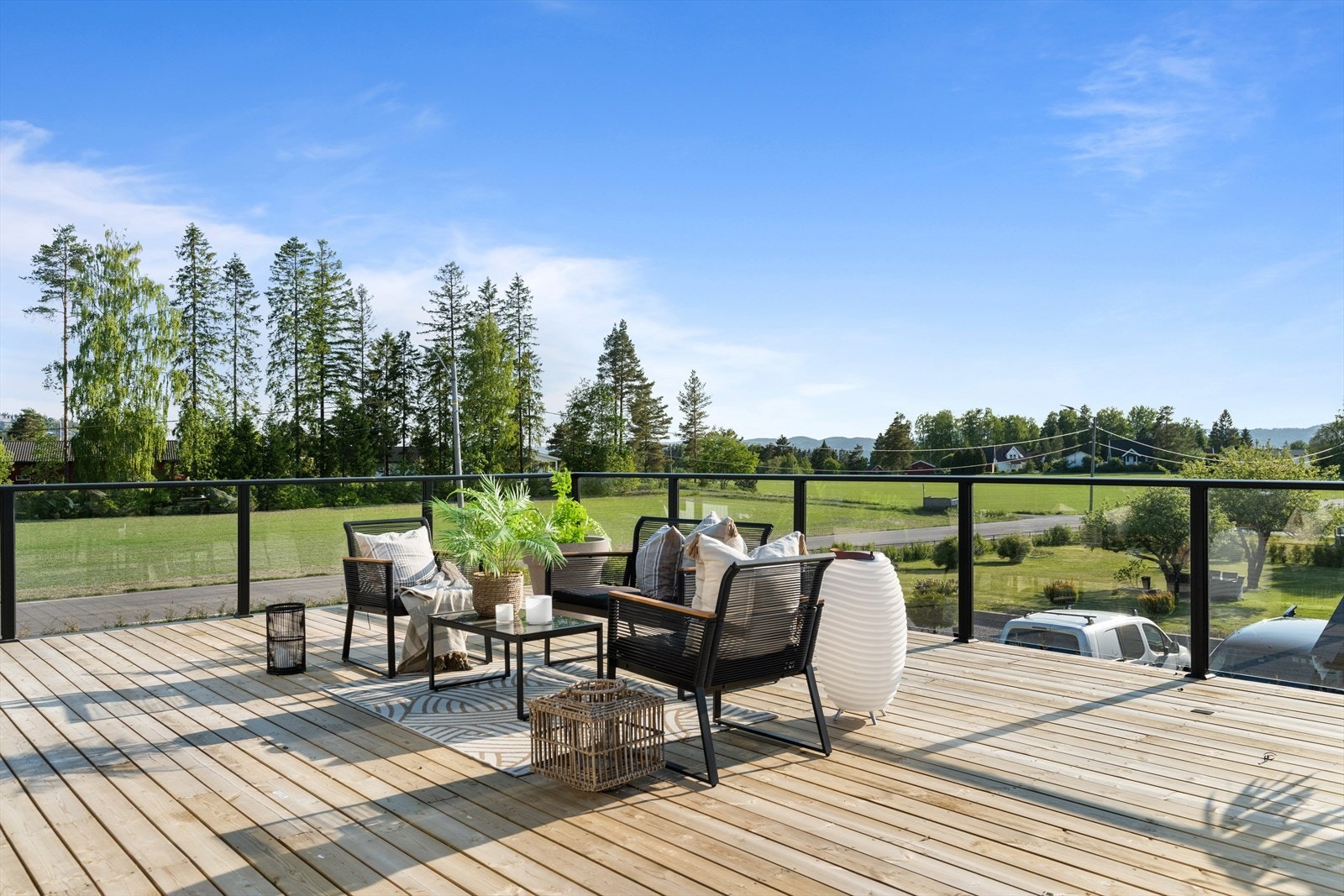 På terrassen er det belysning, utestikk og et stilrent glassrekkverk som ivaretar utsikten. Det er meget gode solforhold på eiendommen, så her kan man virkelig nyte varme dager til fulle. Galleribilde