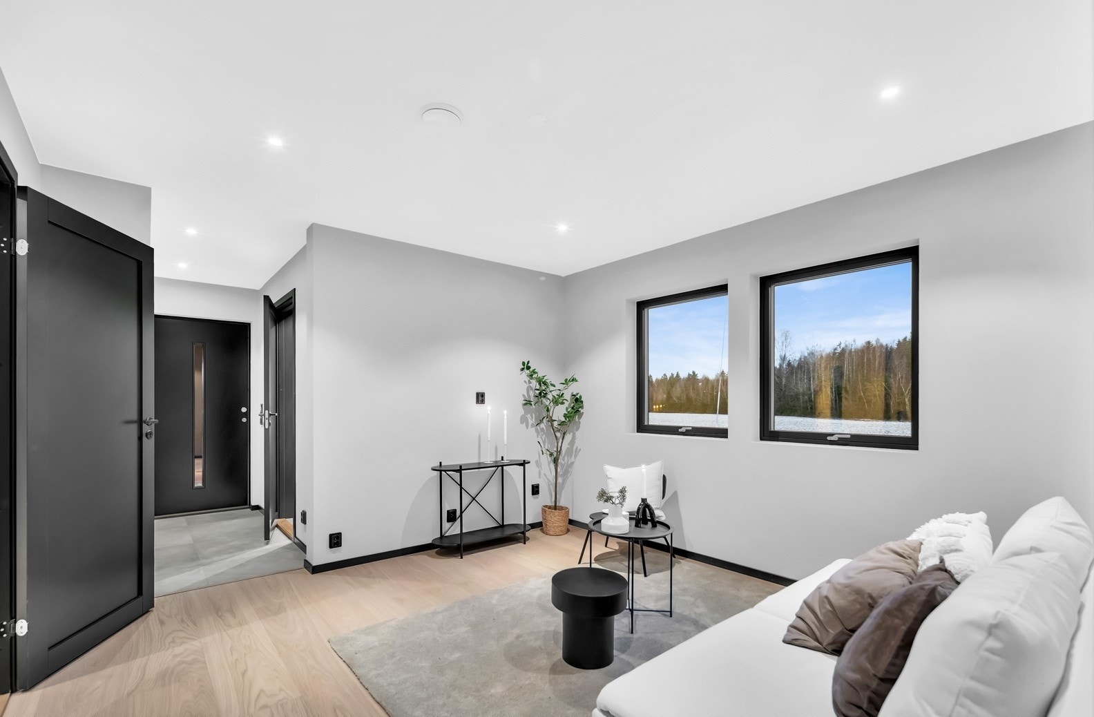 Stue som kan brukes som en del av hybel. Det er opplegg til kjøkken i vegg som er tilstøtende bad. Galleribilde