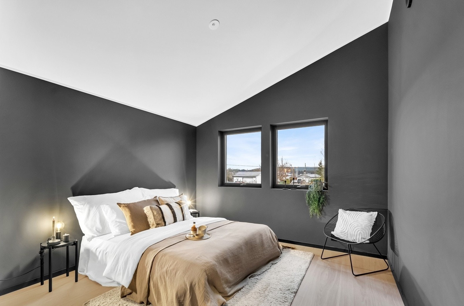 Hovedsoverommet oppe ligger i en egen fløy med både et bad og en praktisk bod. Galleribilde