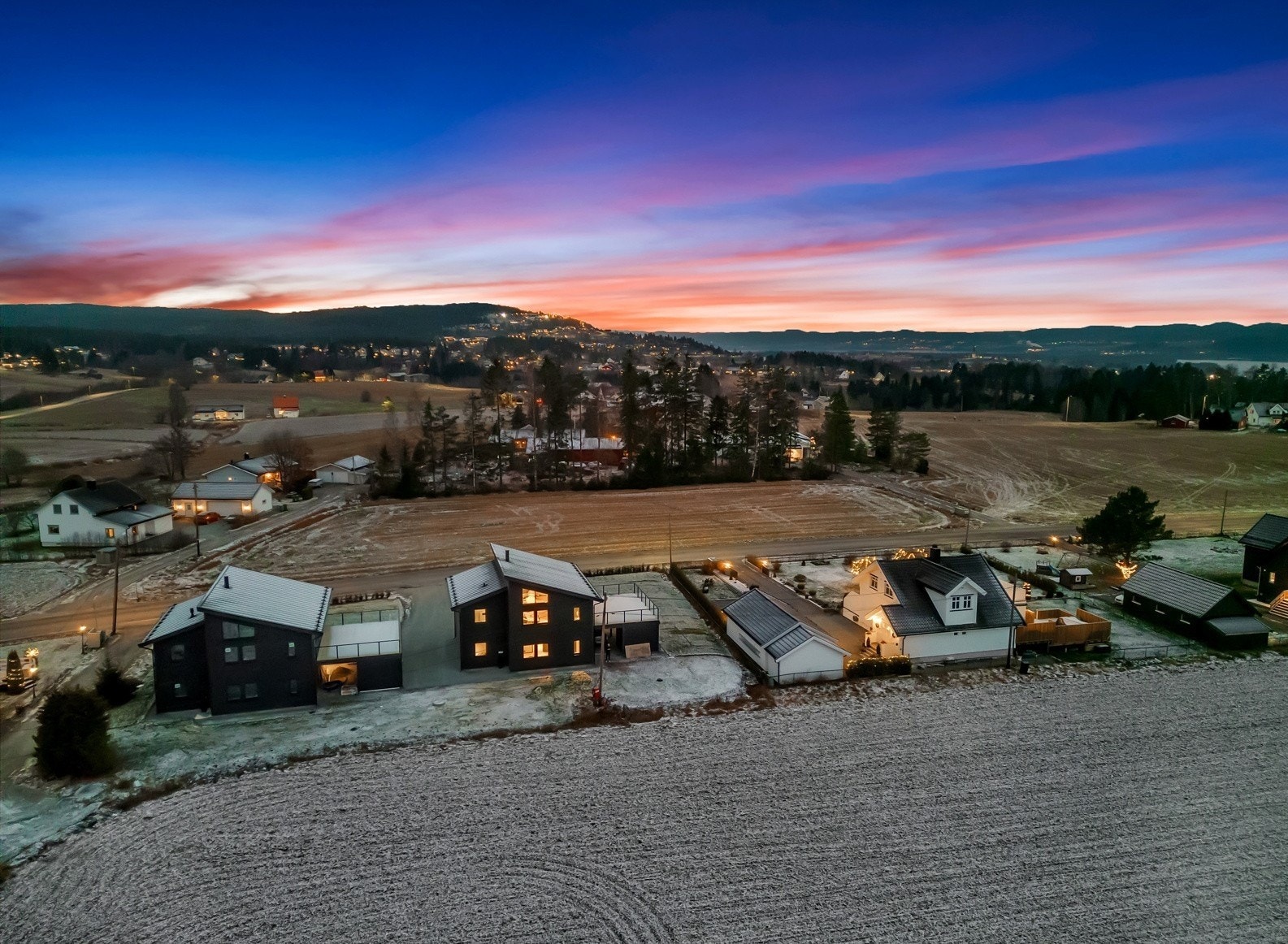 Foran huset finner man en stor og singlet gårdsplass med gode muligheter for parkering. Fra stuen er det utgang til en herlig og delvis overbygget terrasse på hele 48 kvm, med nydelig, vidstrakt utsikt over nærliggende natur- og jordbruksområder. Galleribilde