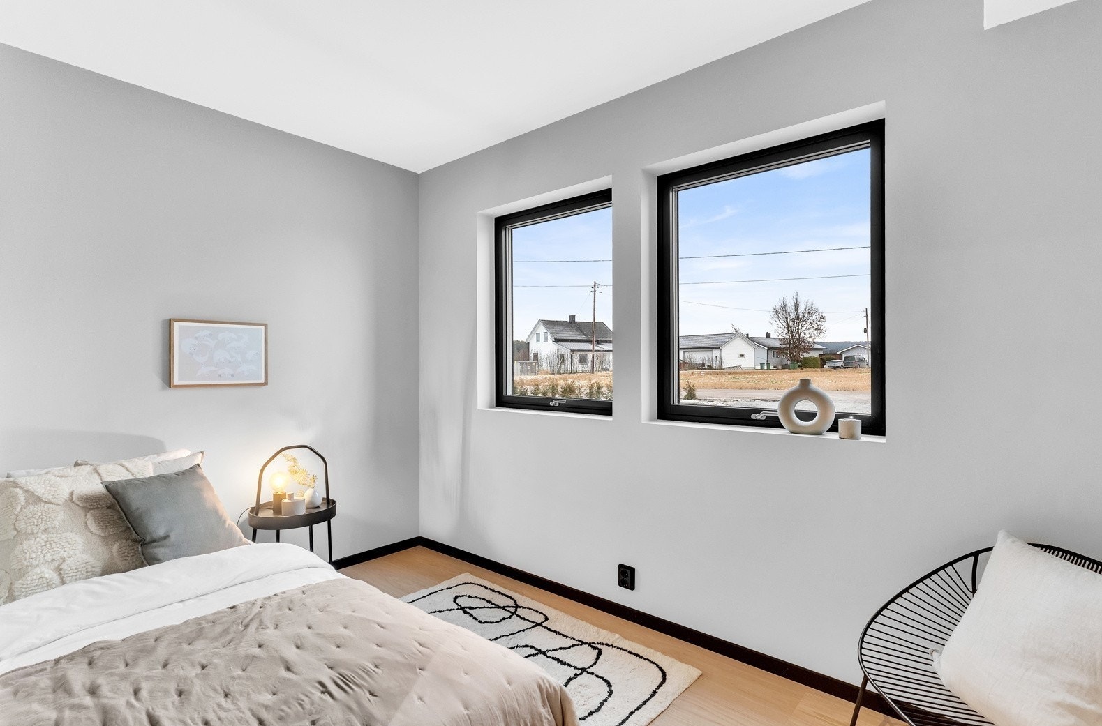 Alle soverommene er innredet med 1-stavs hvitpigmentert eikeparkett, og rommene ned er utstyrt med gulvvarme. Galleribilde