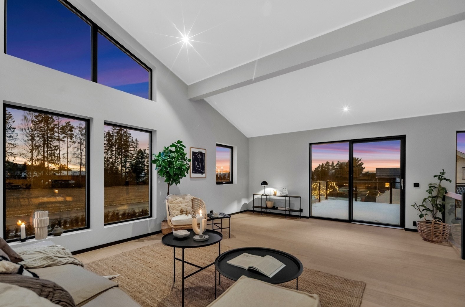 Takhøyden i stuen er på det høyeste hele 4,45 meter, noe som bidrar til en luftig atmosfære og en meget god romfølelse. Galleribilde