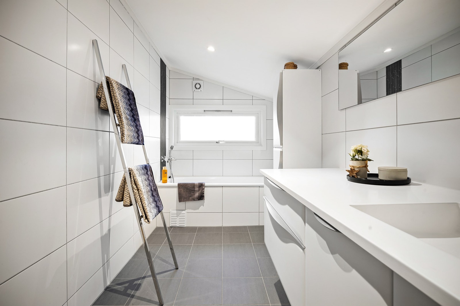 Lyst og romslig bad i 1. etasje med badekar samt dusjnisje Galleribilde