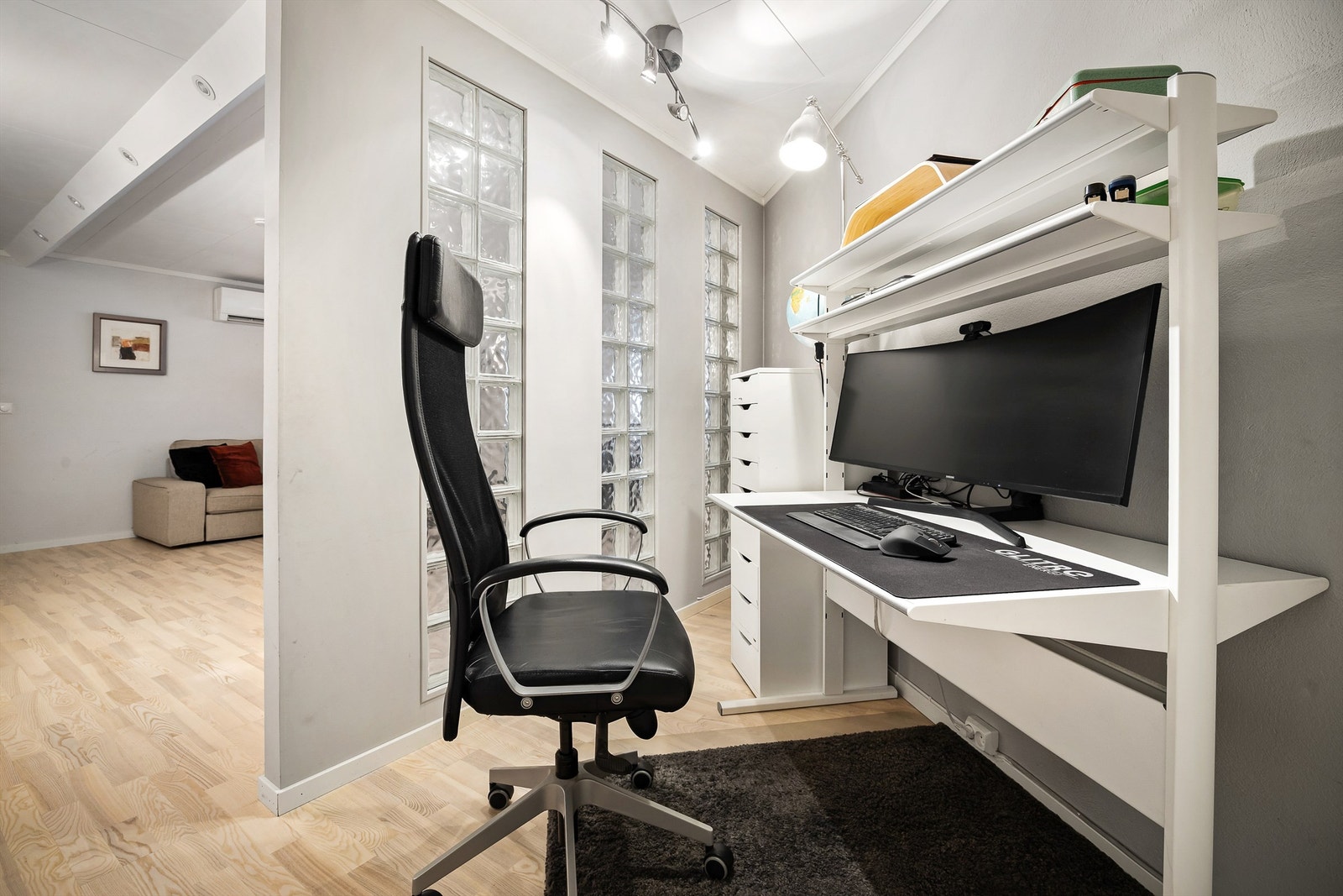 Kjellerstuen har innredet kontorplass i et delvis lukket område Galleribilde