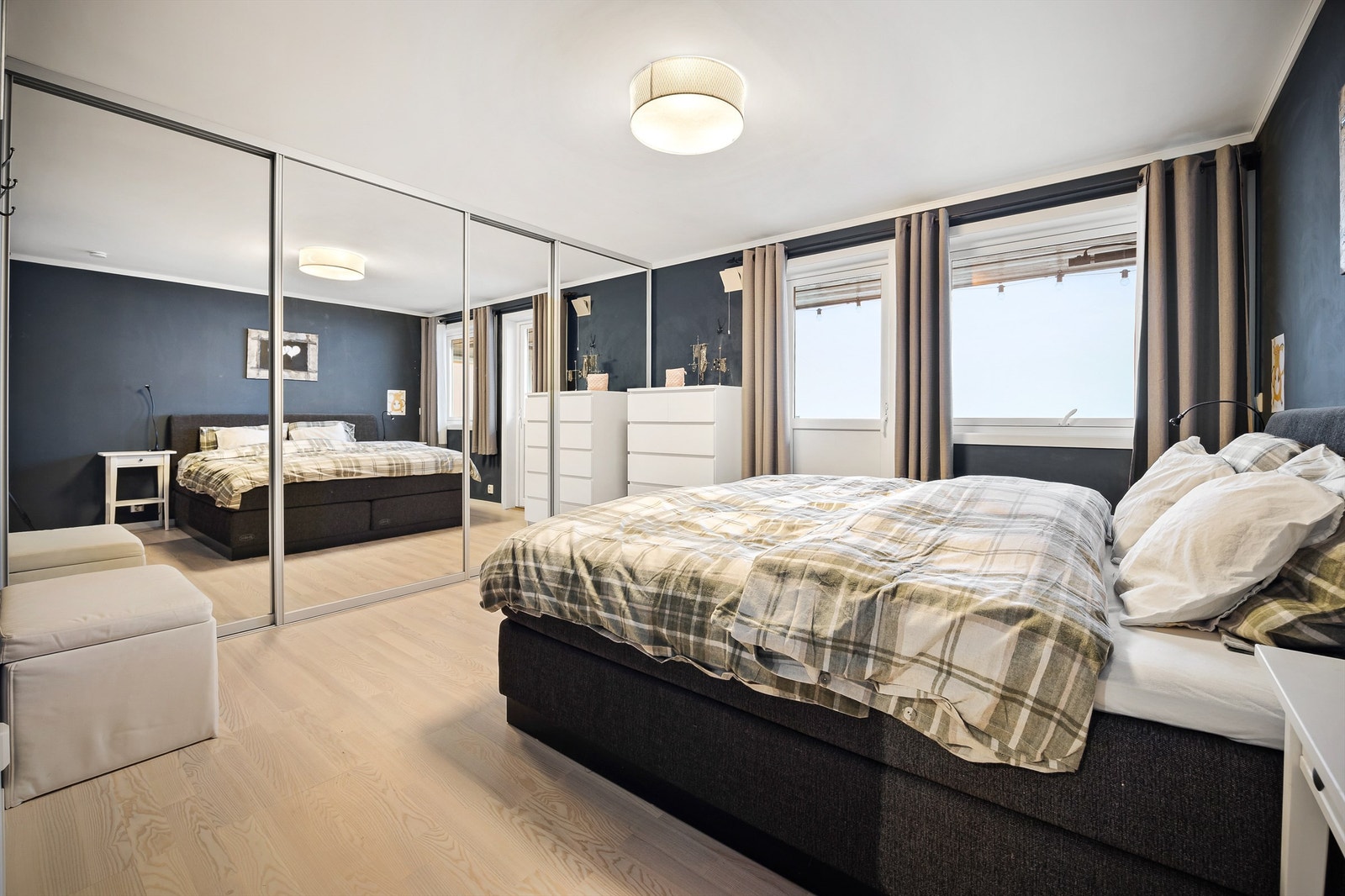 Soverom i 1. etasje med romslig skyvedørsgarderobe og egen utgang til balkongen - Del av rommet er opprinnelig byggemeldt som vask og kjøl Galleribilde