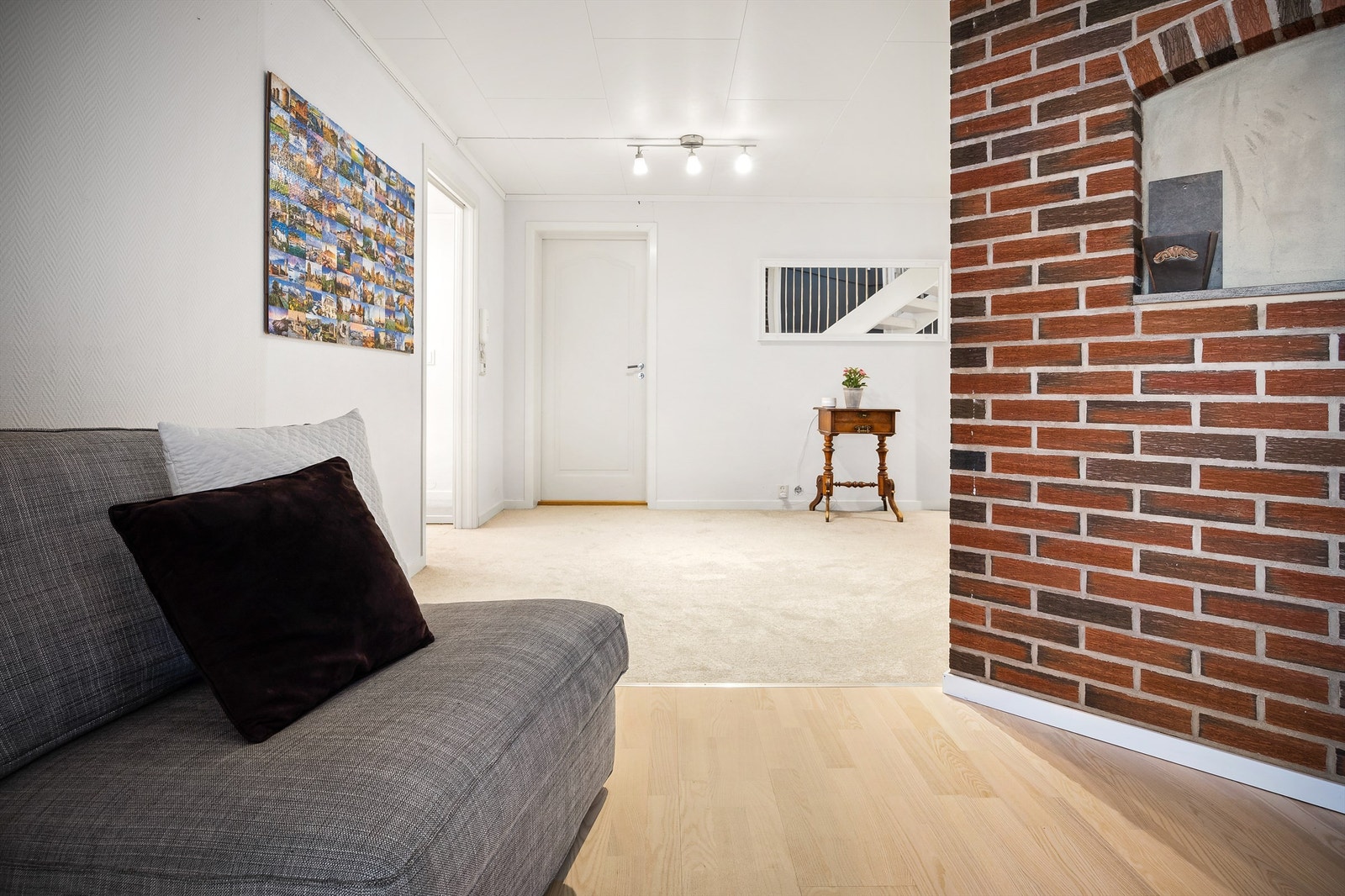 I underetasjen er det en praktisk ekstra stue og en hyggelig kjellerstue Galleribilde