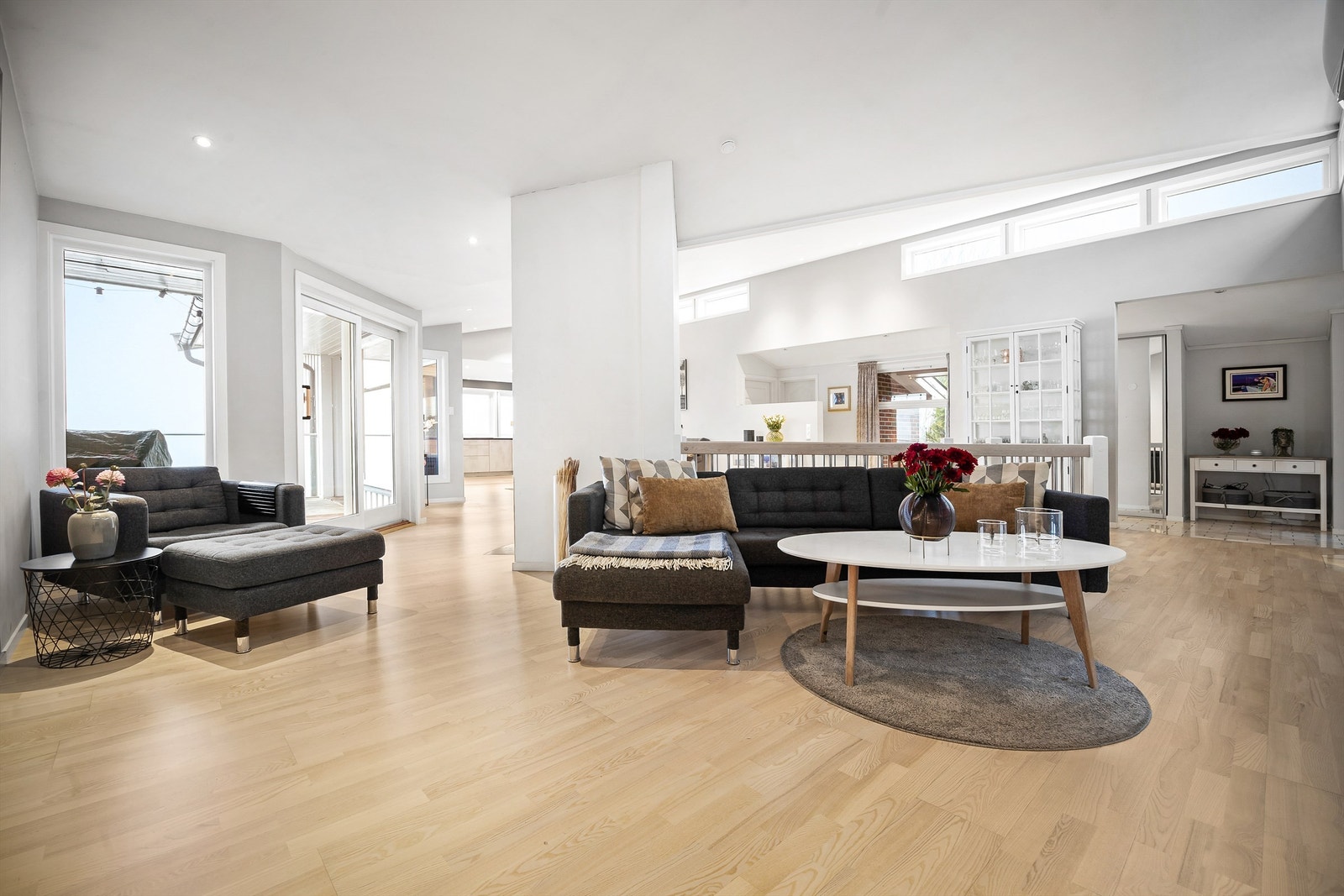 I 1. etasje er det en lys og romslig stue/spisestue Galleribilde