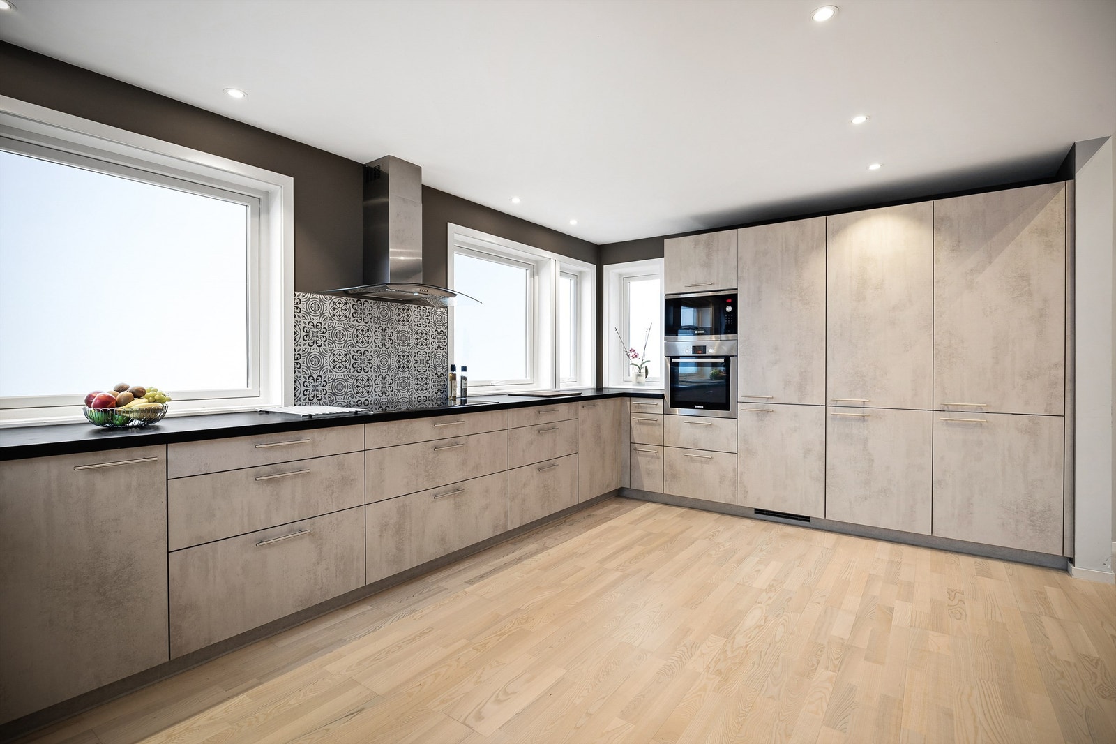 Over- og underskap samt høyskap i glatt utførelse Galleribilde