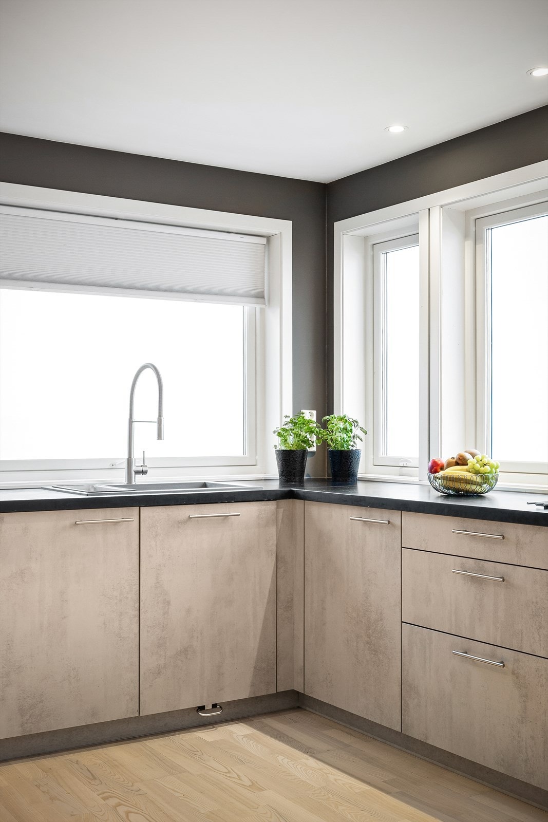 God arbeidsbenk med mye plass - Kjøkkenet har blitt flyttet fra opprinnelig godkjent plassering, del av rommet har også blitt utvidet (ikke byggemeldt). Galleribilde