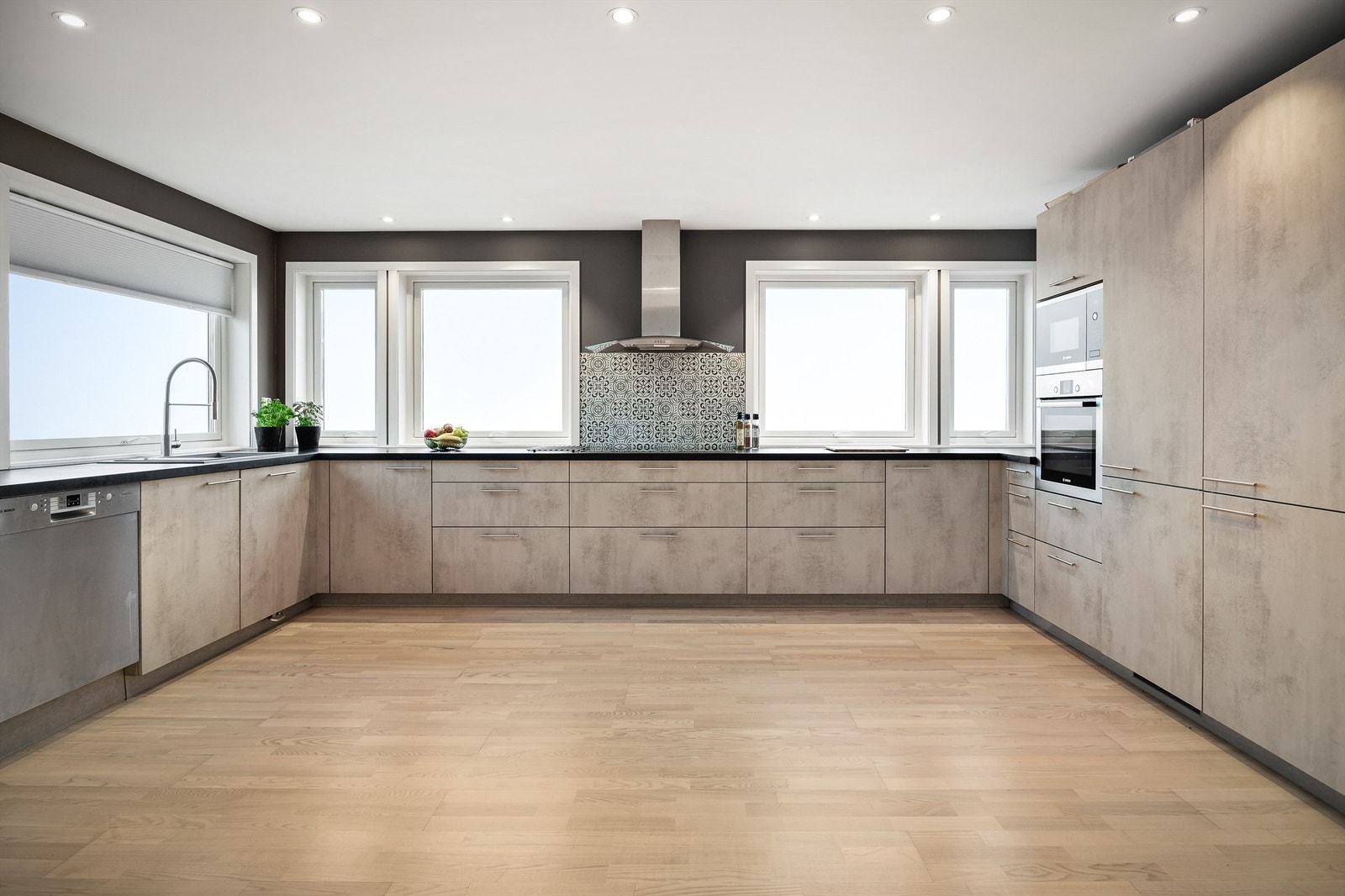 Moderne Schmidt-kjøkkeninnredning fra 2018 med integrerte hvitevarer Galleribilde