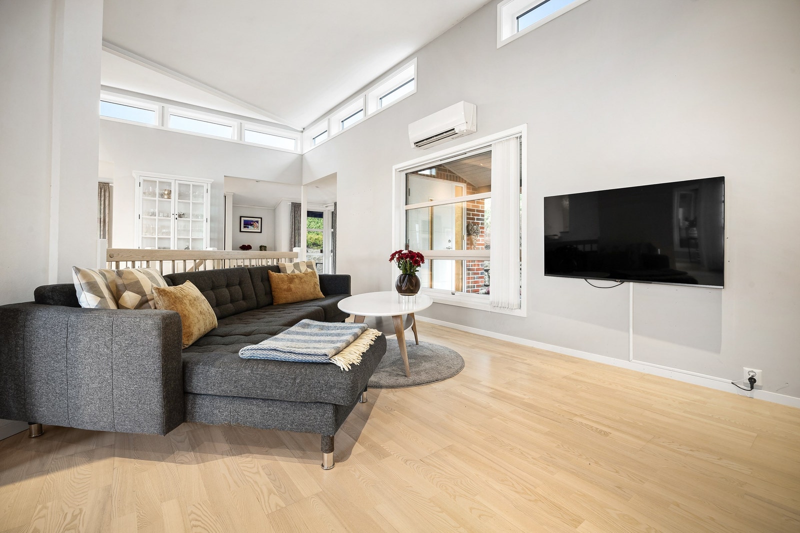 Stuen er luftig med god takhøyde (opptil 3,65 m) Galleribilde