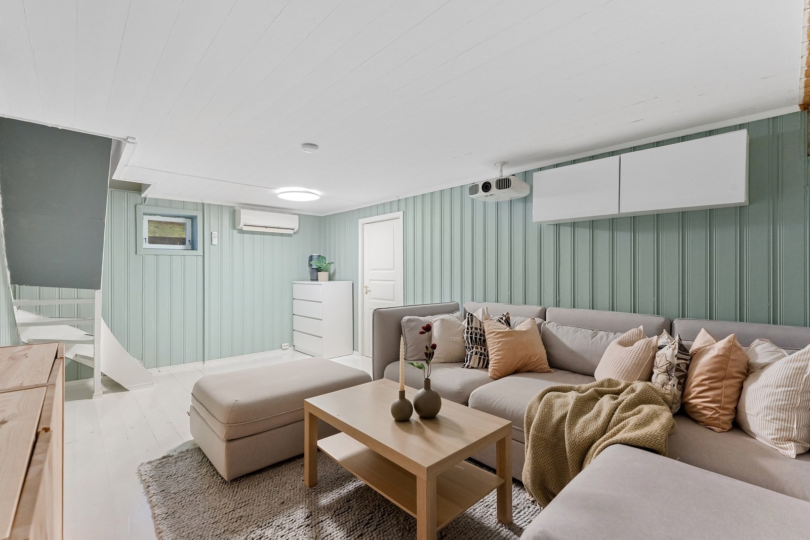 Romslig og innredet kjellerstue med varmepumpe Galleribilde