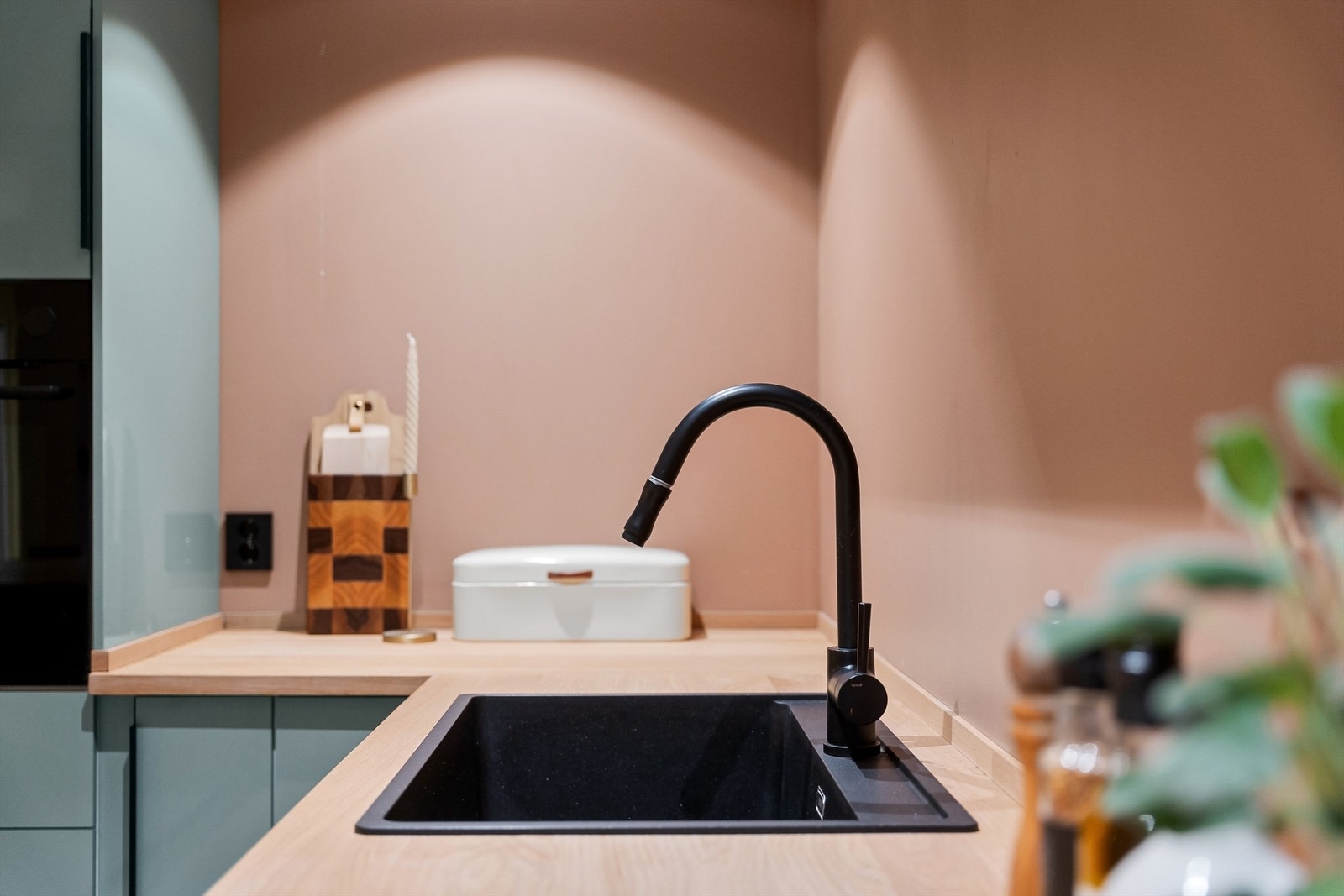 Utstyrt med alt av nødvendige integrerte hvitevarer Galleribilde