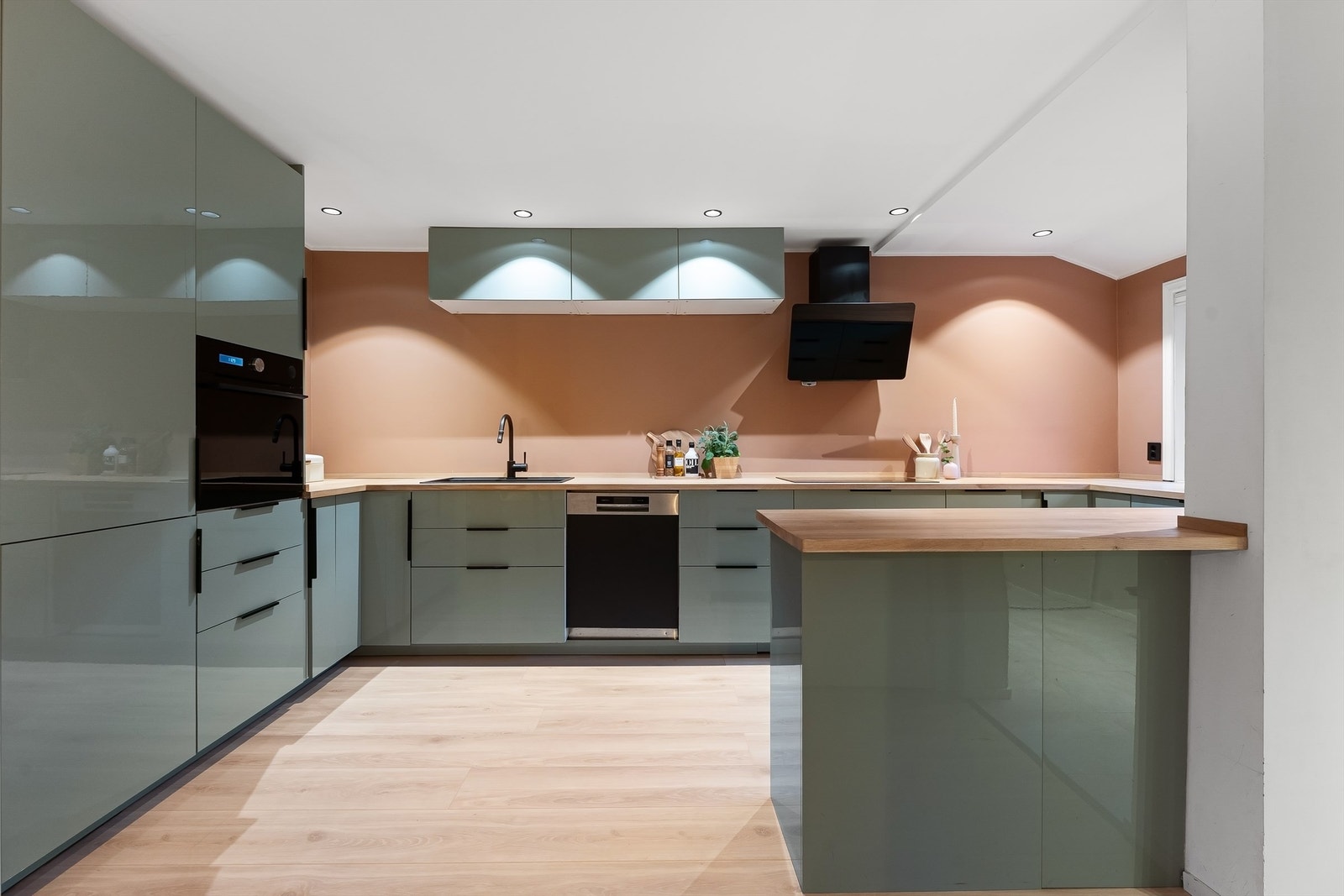 Lekkert kjøkken fra 2020 med svært god og funksjonell løsning Galleribilde