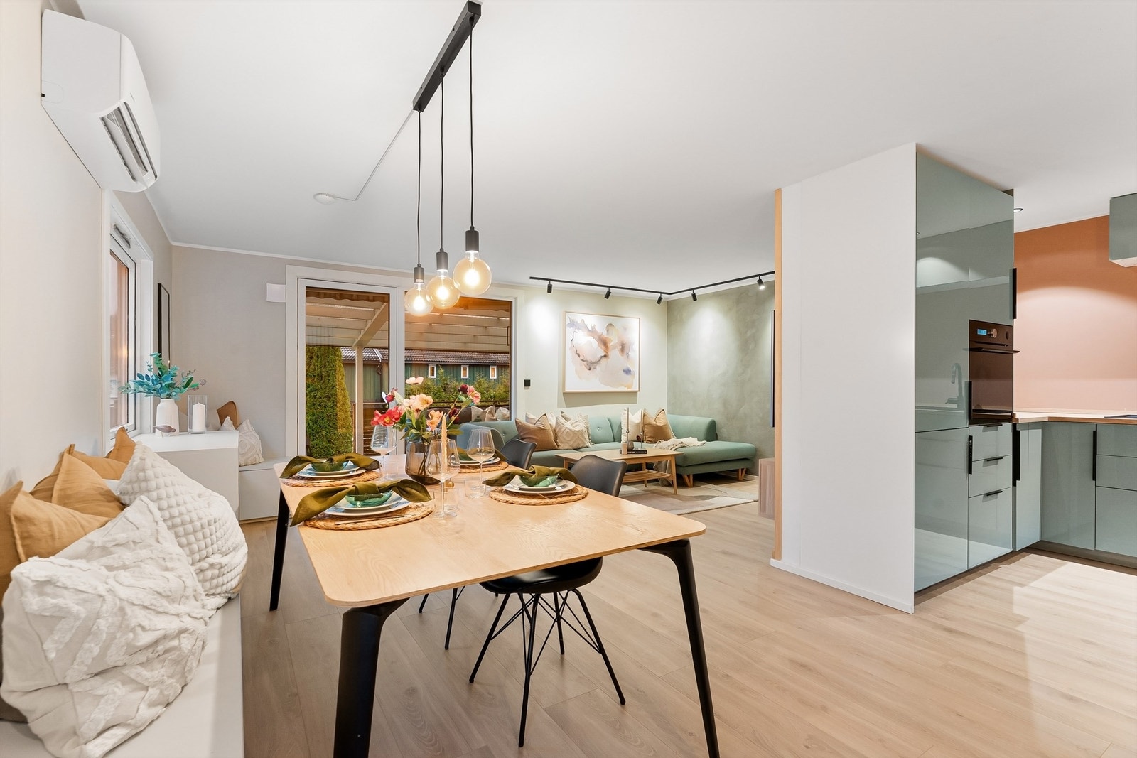 Stuen og kjøkkenet har en dels åpen løsning og sammen utgjør de et stort og smakfullt rom med gode møbleringsmuligheter, peis og utgang til hage/terrasse Galleribilde