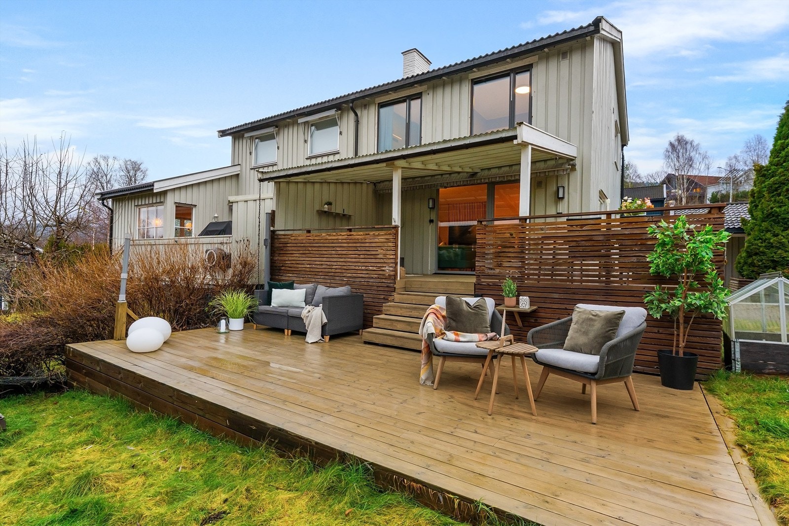 Boligen ligger usjenert til innerst i en privat stikkvei og byr på solrike uteplasser, stor hage samt garasje med carport Galleribilde