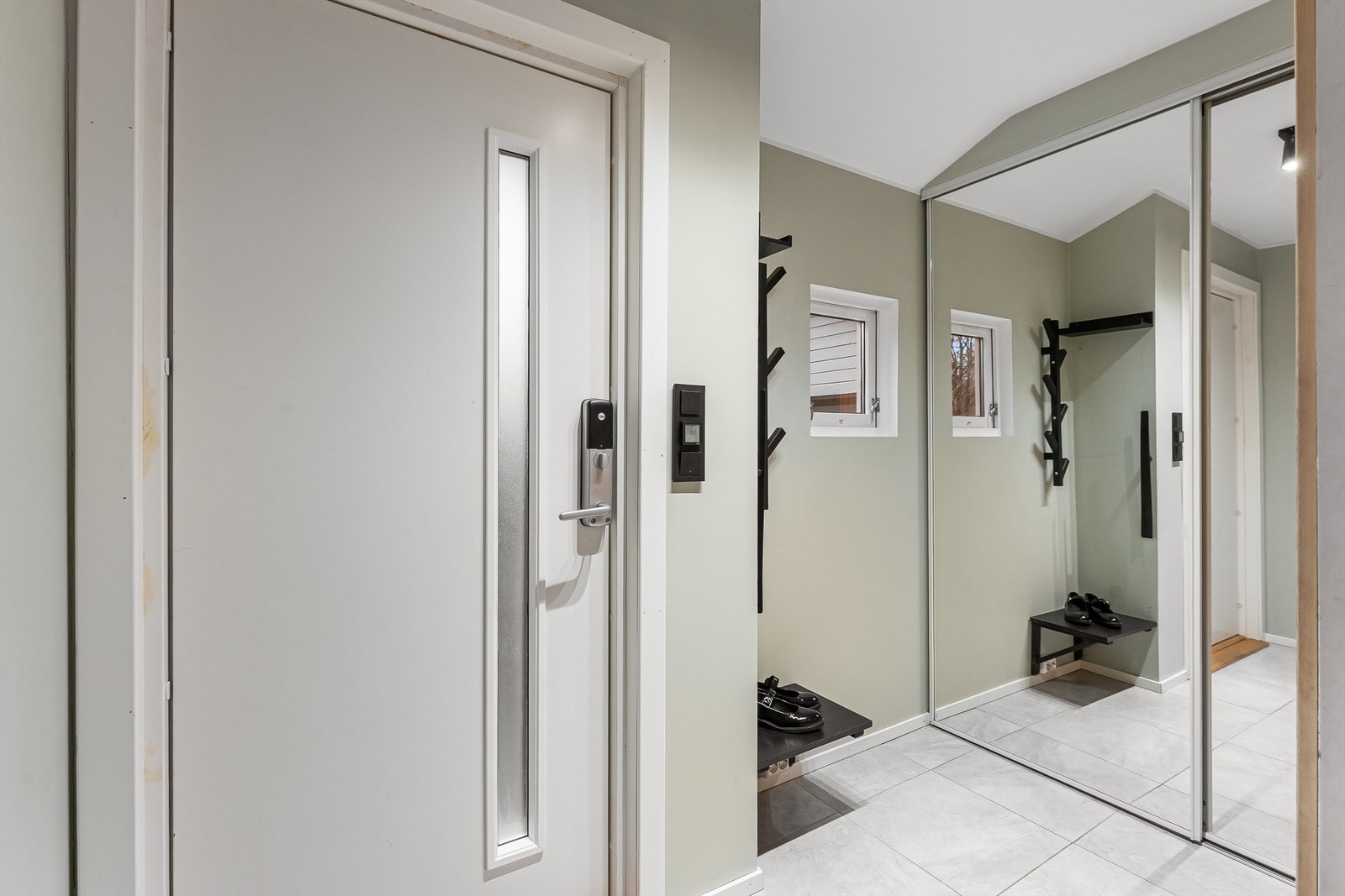 Entrè med flislagt gulv og gulvvarme Galleribilde