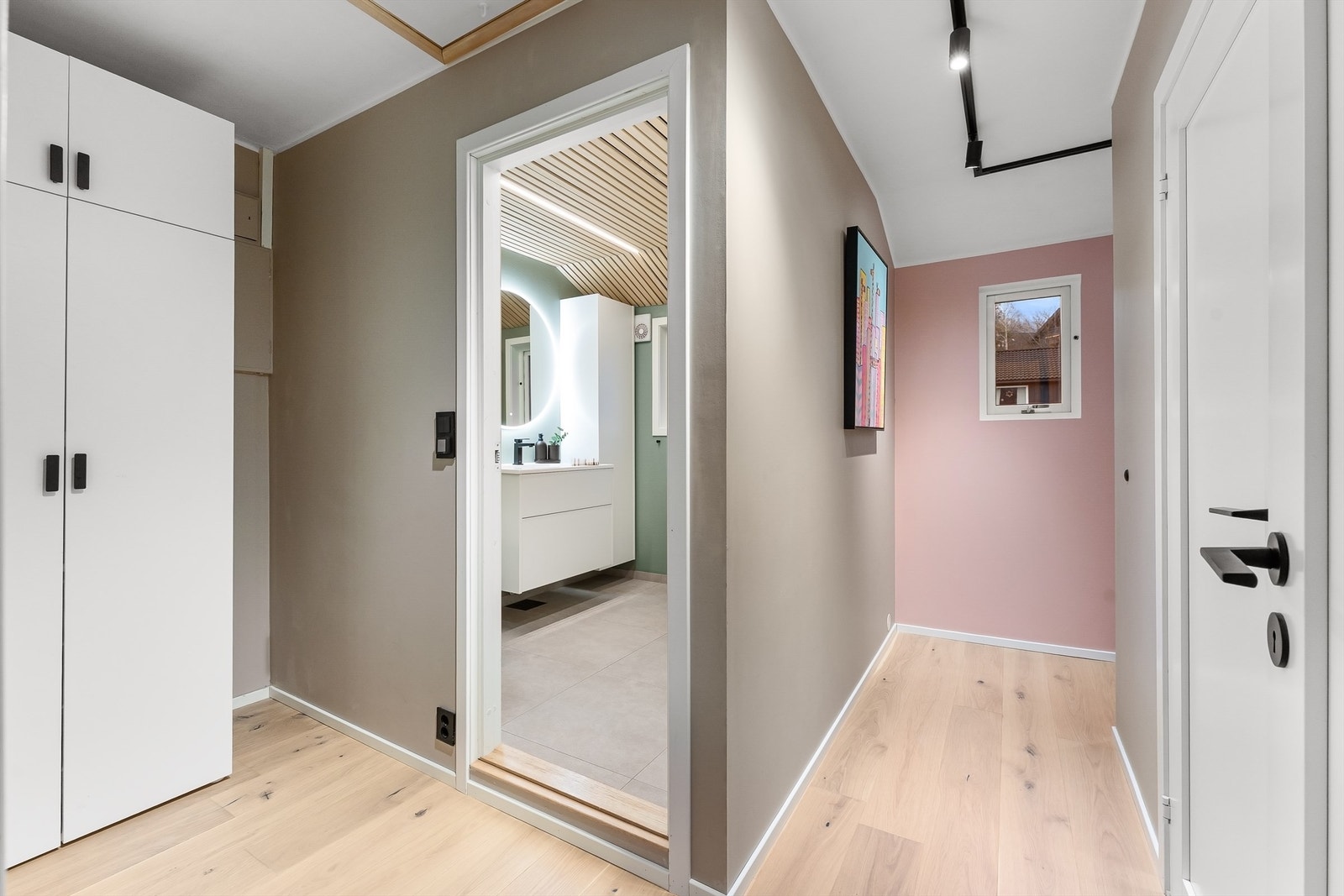 Etasjen består av gang, tre soverom, baderom og luke til loft Galleribilde