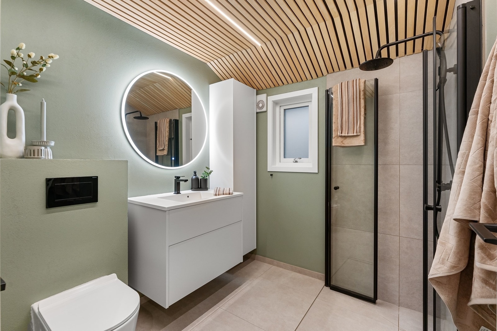 Lekkert og moderne baderom, oppgradert i 2021 med innredning fra Kvik Galleribilde